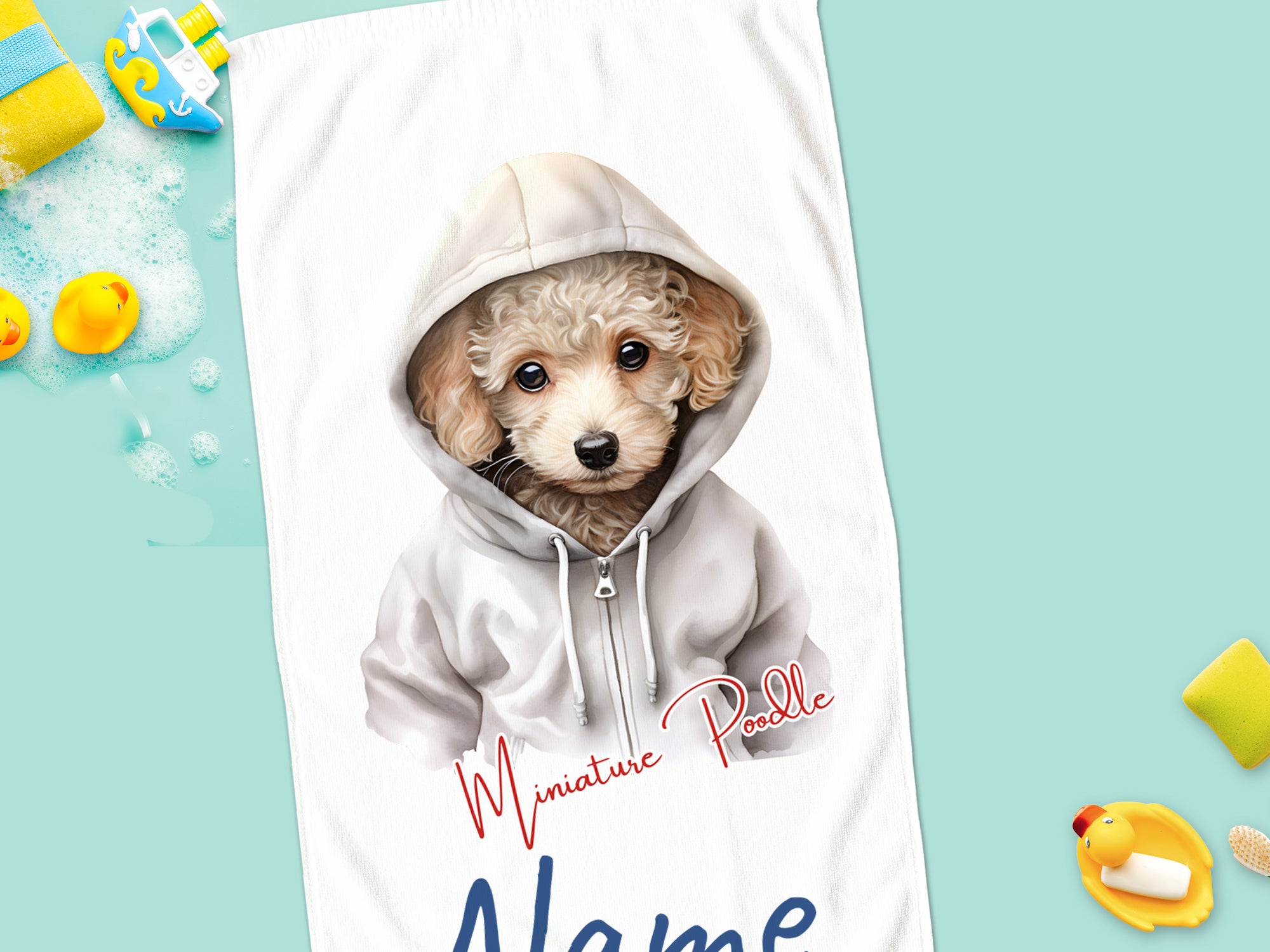 Miniature Poodle in grauem Hoodie auf Handtuch.