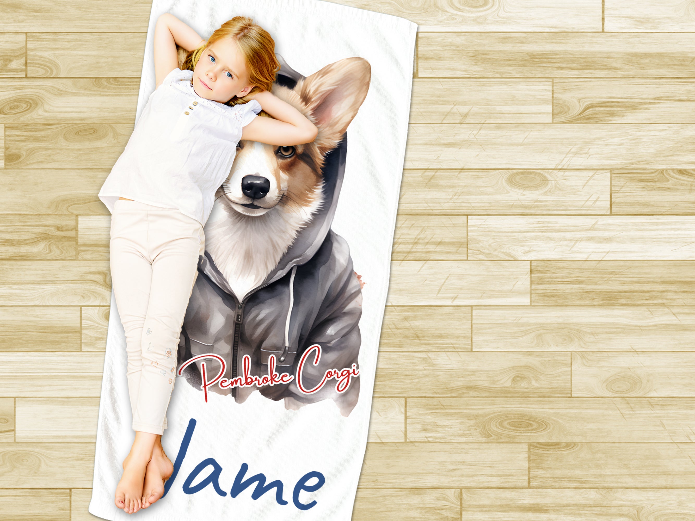 Mädchen auf Handtuch mit Corgi-Design und Namen.