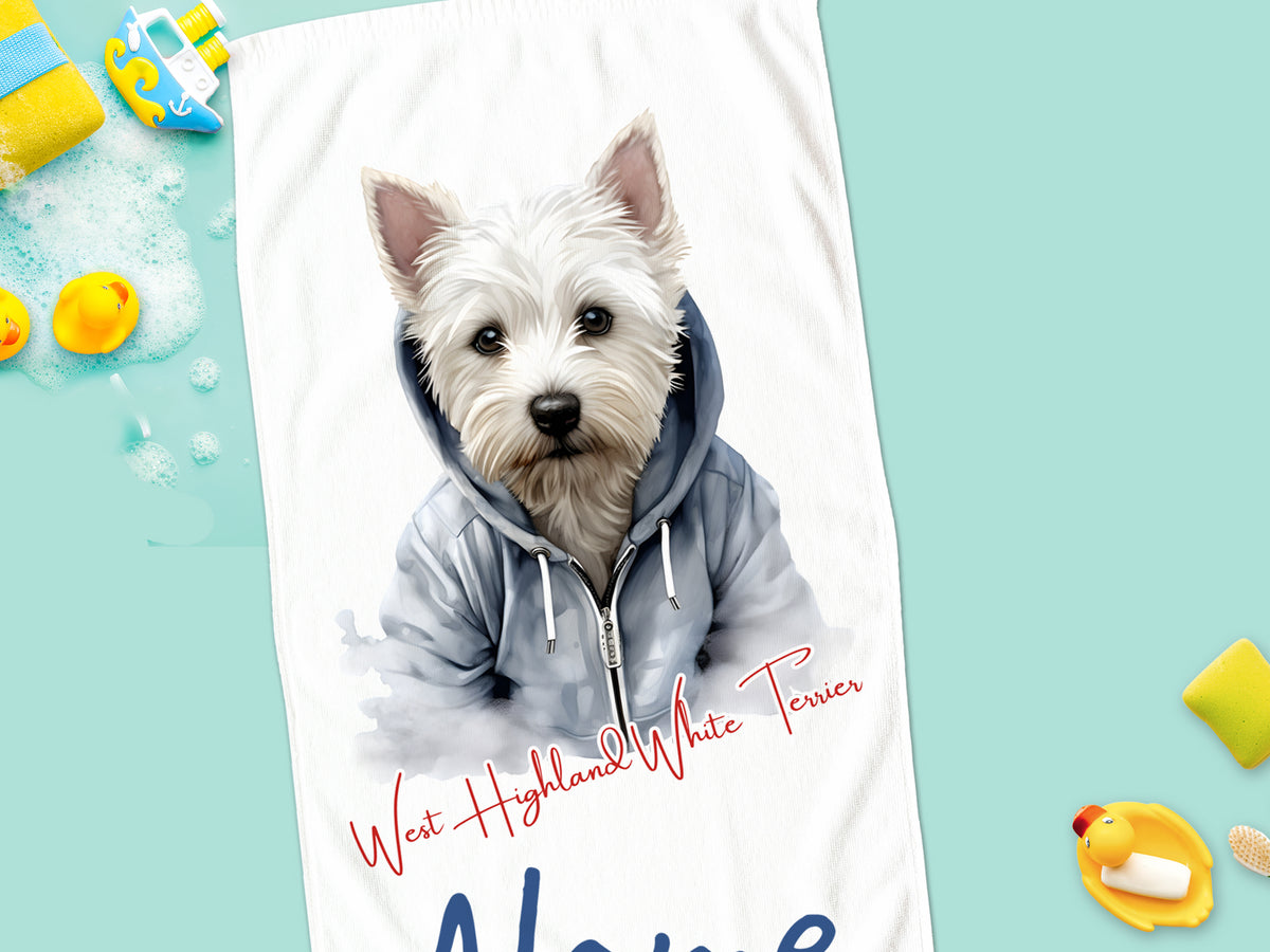 West Highland White Terrier in grauem Hoodie, bunte Badewannenaccessoires.
