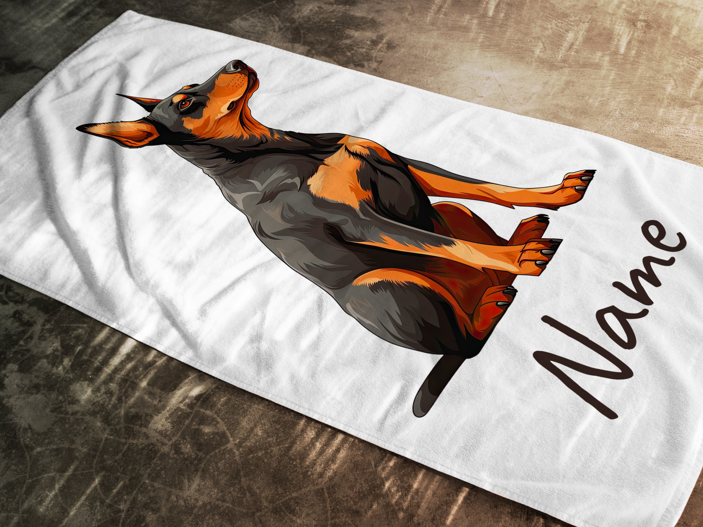Hundetuch mit sitzendem Dobermann-Motiv auf weißem Hintergrund.