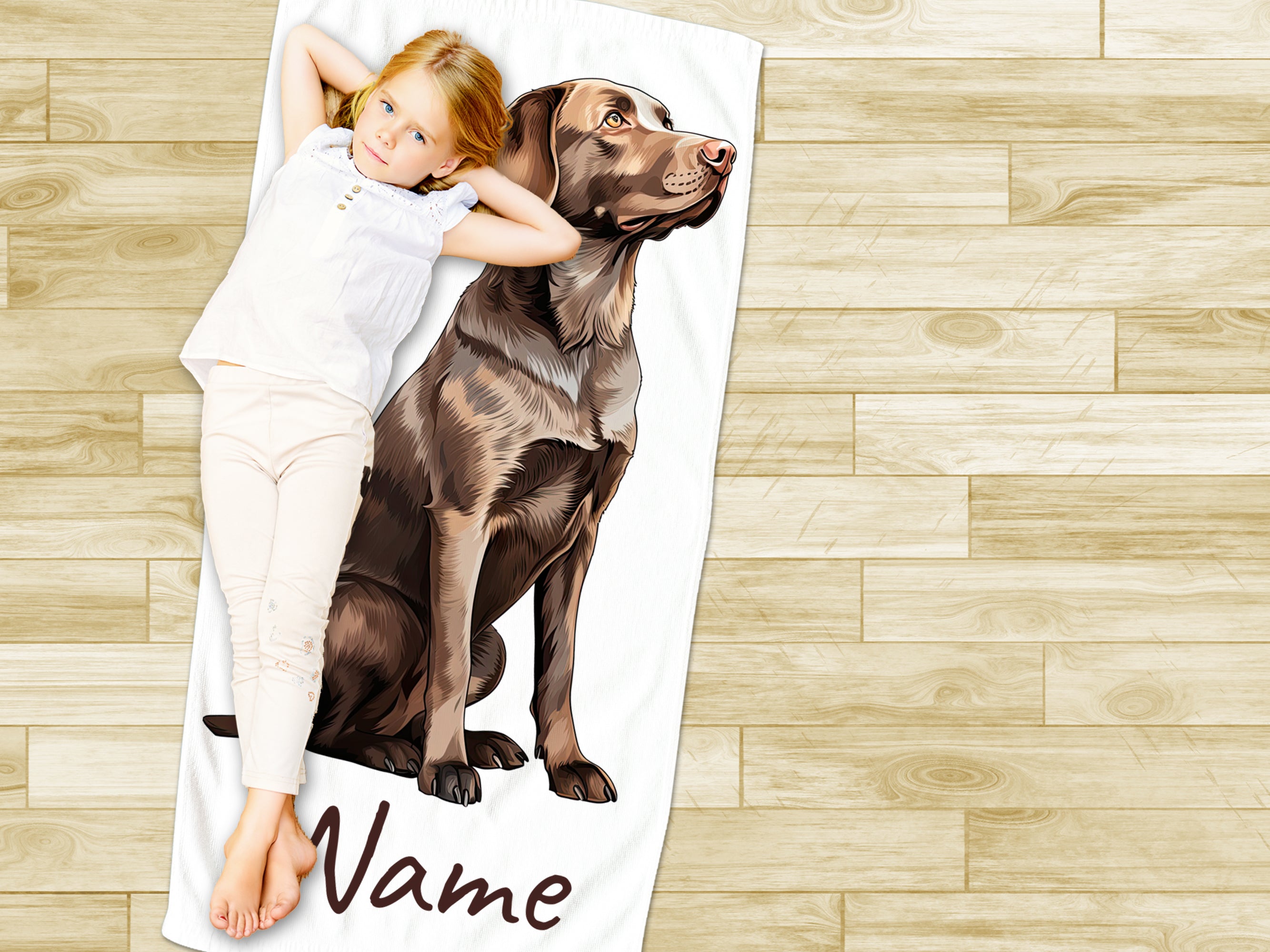 Personalisierbares Handtuch mit braunem Hund und Namen.