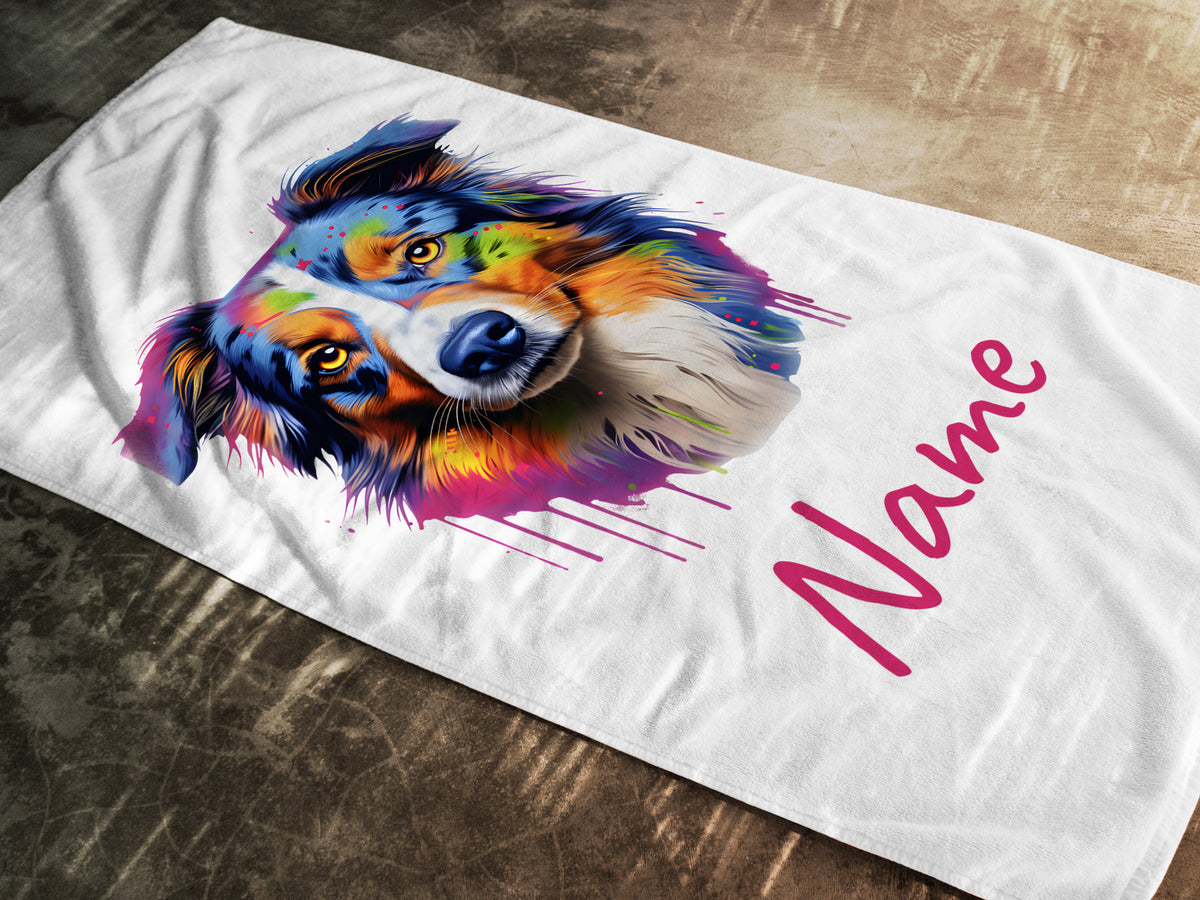 Bunt bedrucktes Handtuch mit Hundemotiv und personalisiertem Namen.