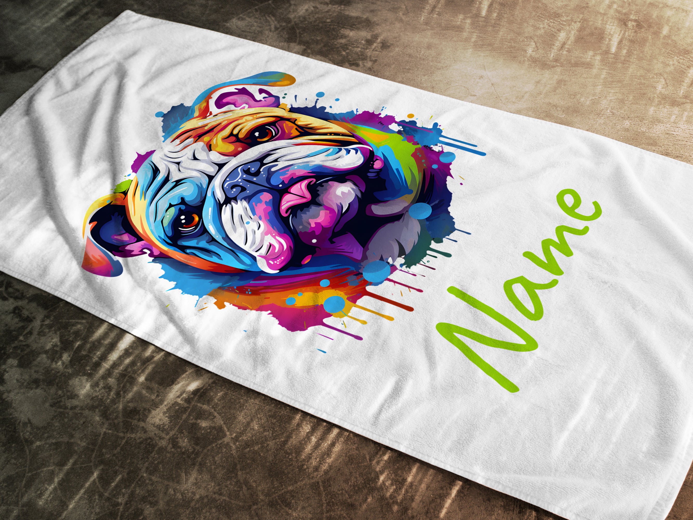 Bunt bedrucktes Handtuch mit Bulldoggen-Motiv und personalisiertem Namen.