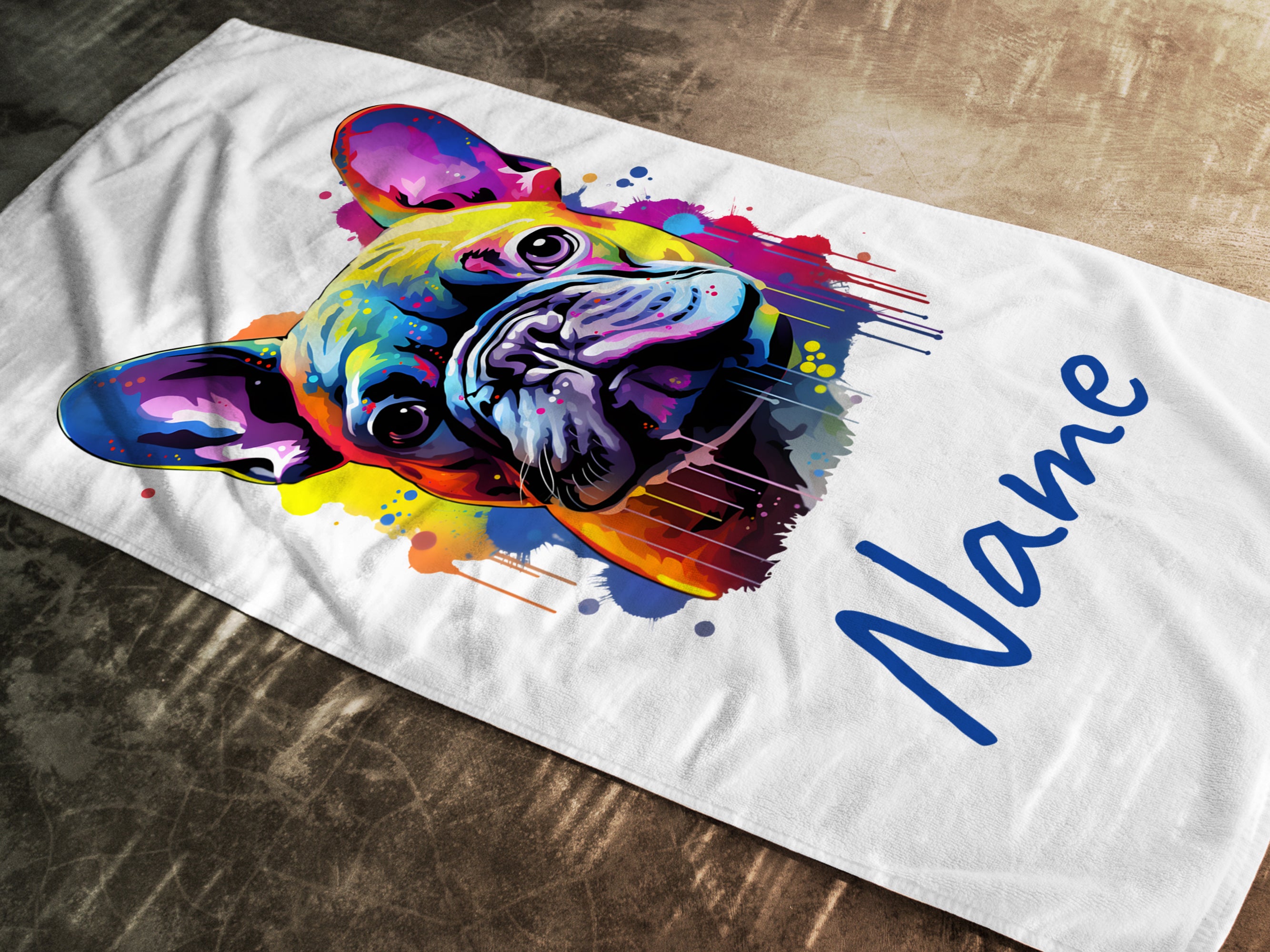 Bunt bedrucktes Handtuch mit französischer Bulldogge und Name.