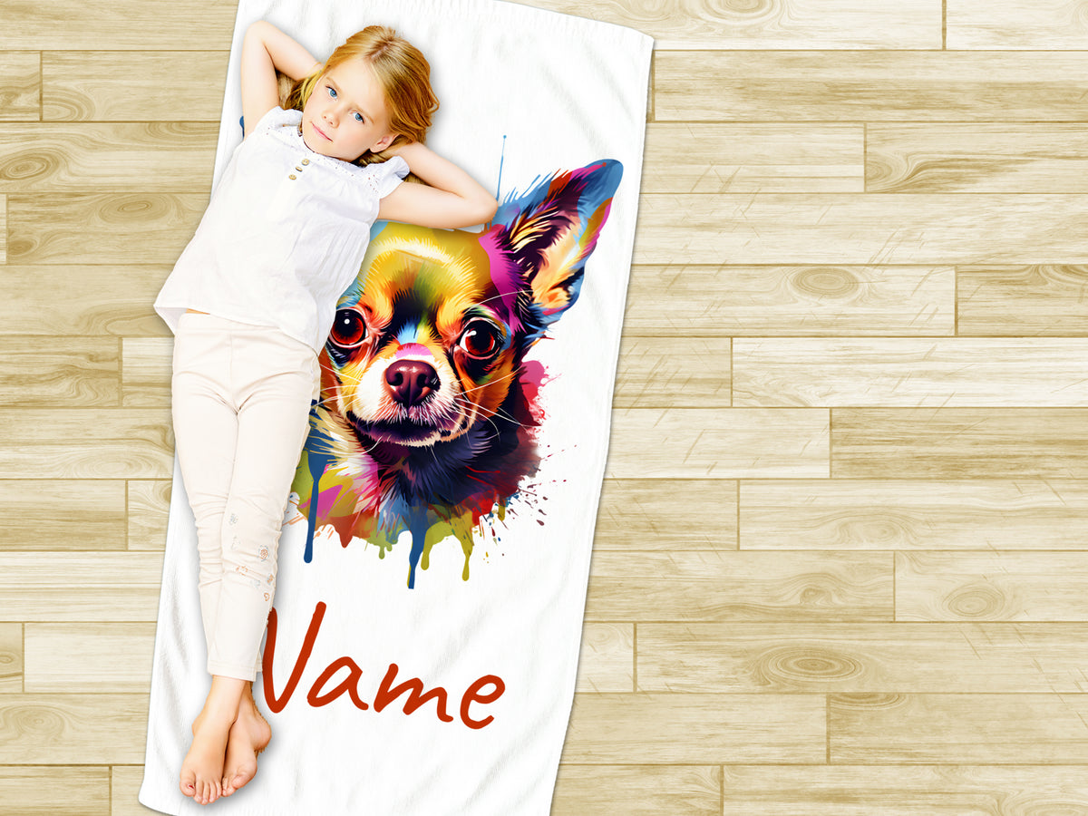 Buntes Handtuch mit Chihuahua-Motiv und personalisiertem Namen.