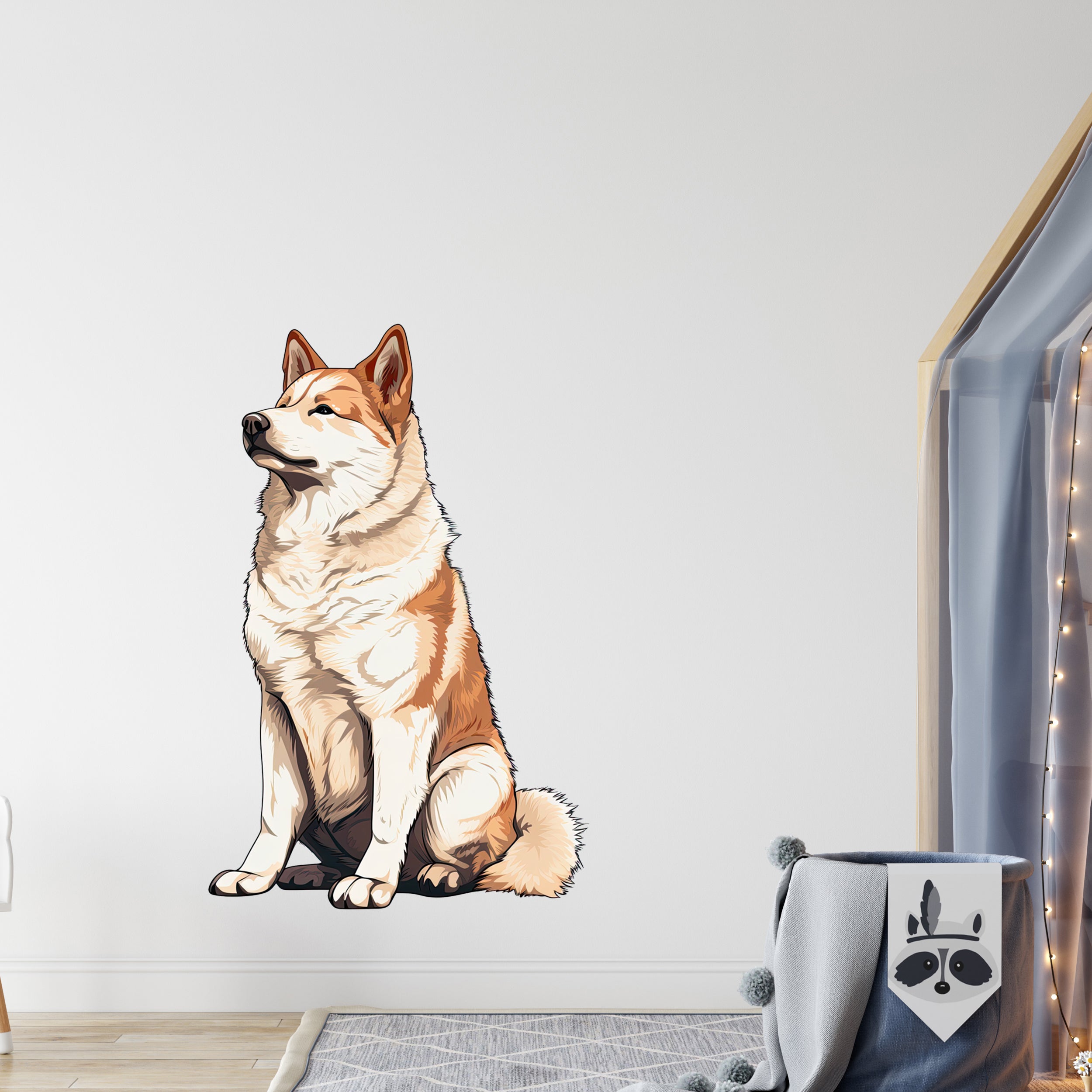 Sitzender Akita-Hund in braun-weißer Farbe.