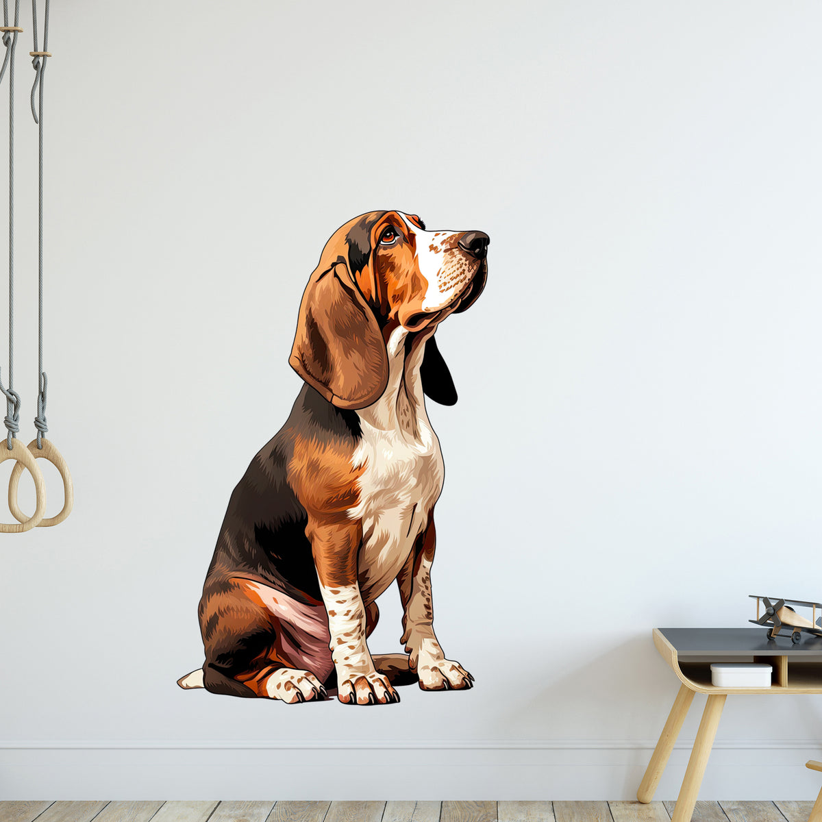 Sitzender Beagle mit braun-weißer Fellzeichnung.