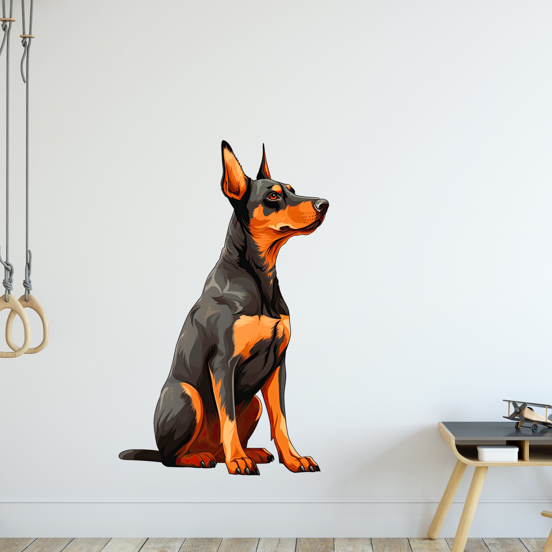 Schwarzer und orangefarbener Hund in sitzender Position.