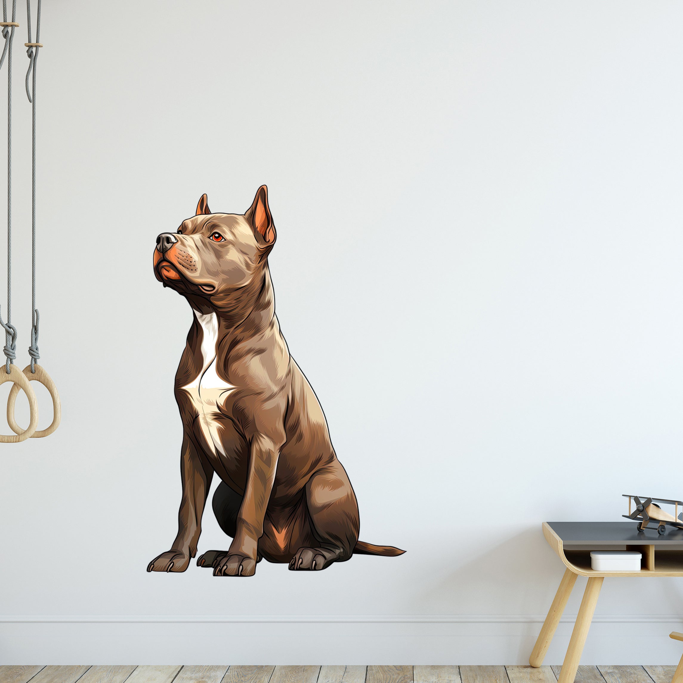 Brauner Pitbull-Hund, sitzend, mit weißer Brustmarkierung.