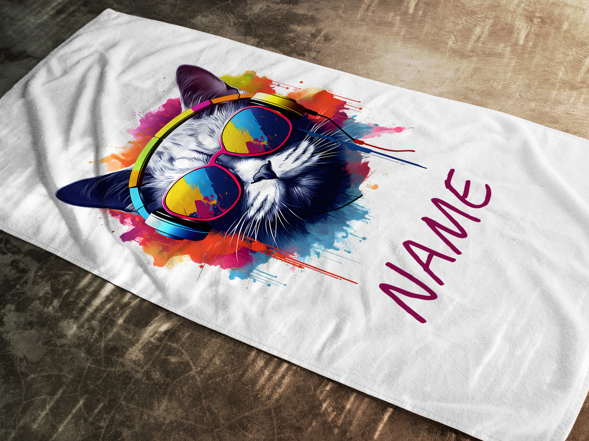 Bunte Katzenillustration mit Sonnenbrille auf weißem Hintergrund.
