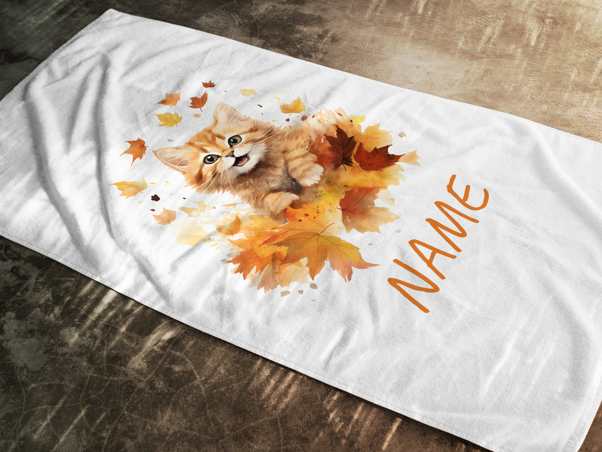 Katze in bunten Herbstblättern, personalisiert mit Namen.