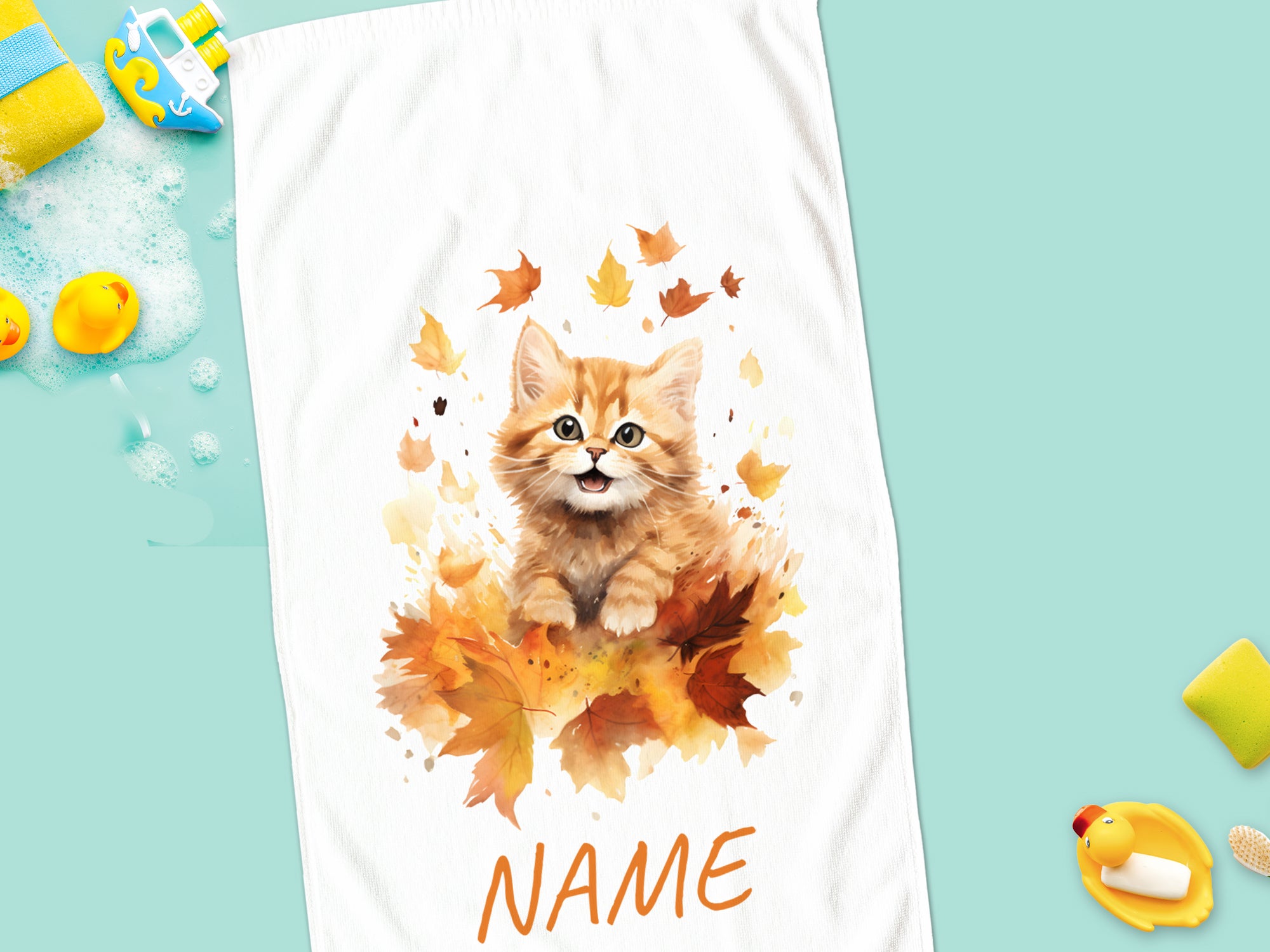 Katzenhandtuch mit orangefarbenem Kätzchen und Herbstblättern.
