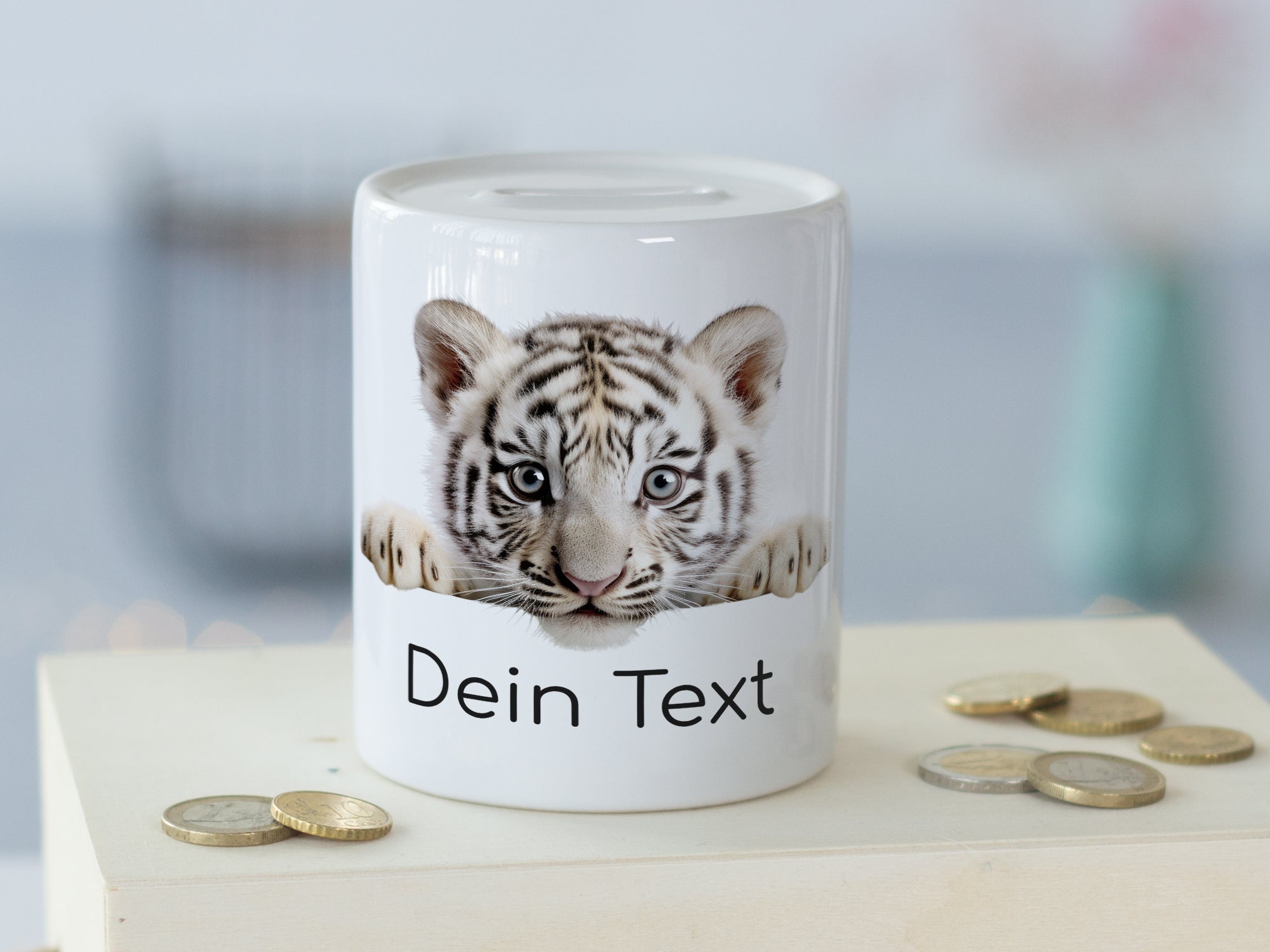 Spardose mit weißem Tiger und individuellem Text.