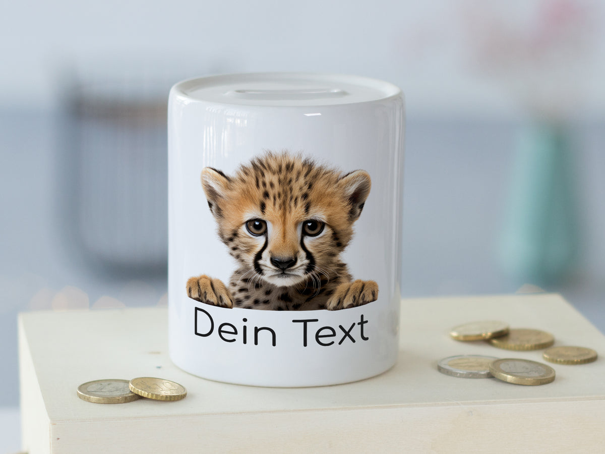 Spardose mit Gepard-Jungtier und personalisierbarem Text.