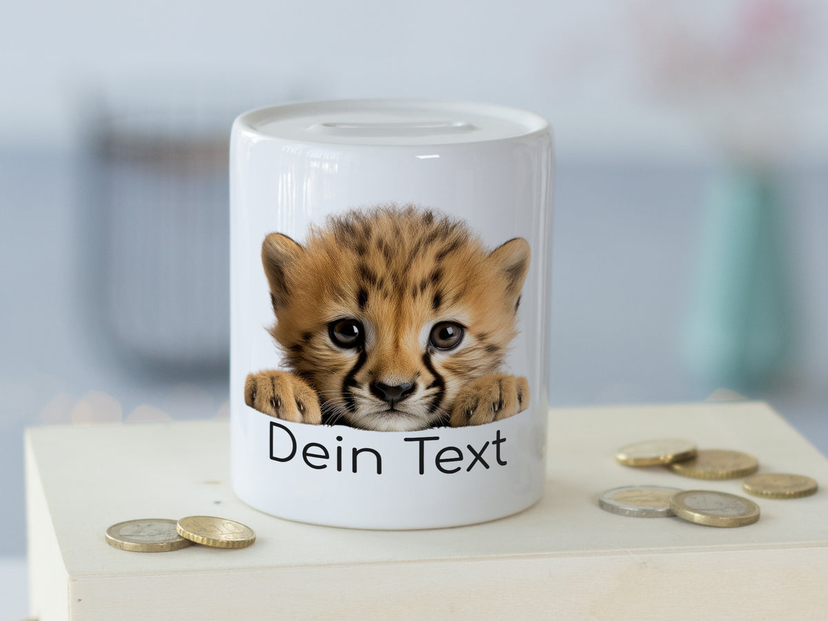 Spardose mit Gepardenjungtier und personalisierbarem Text.