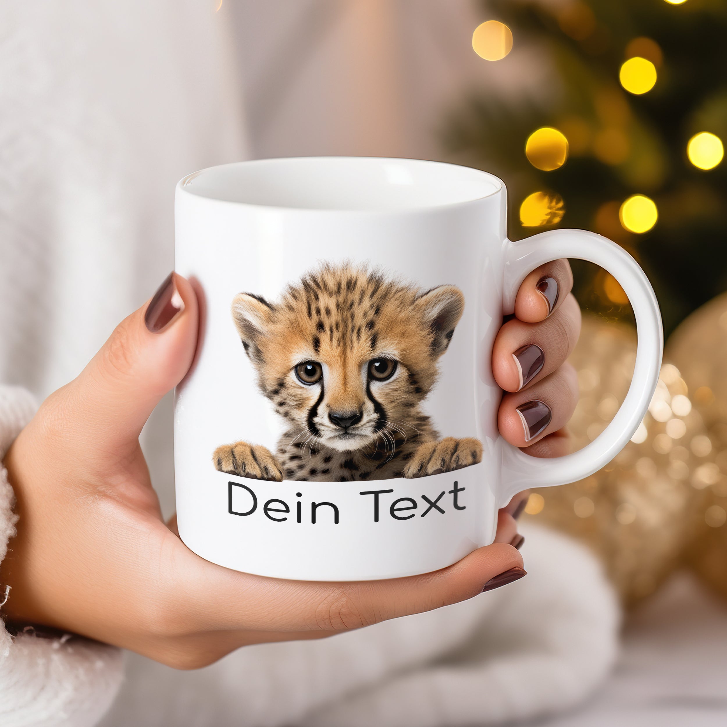 Weiße Tasse mit Gepardenjungtier und personalisiertem Text.