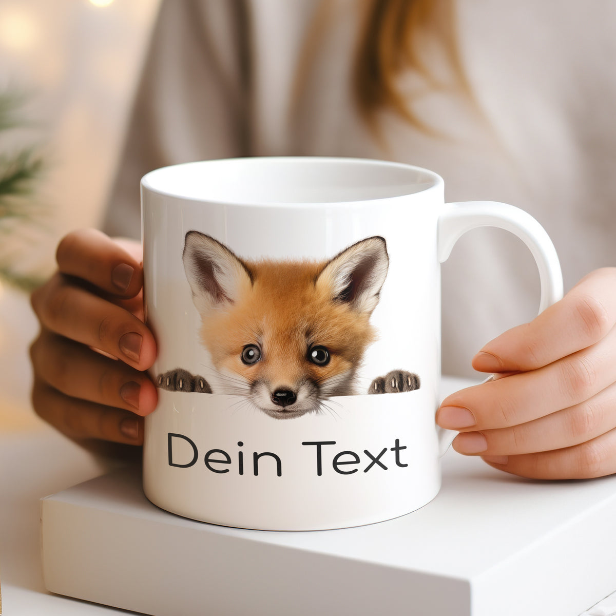 Weiße Tasse mit Fuchs-Motiv und personalisierbarem Text.