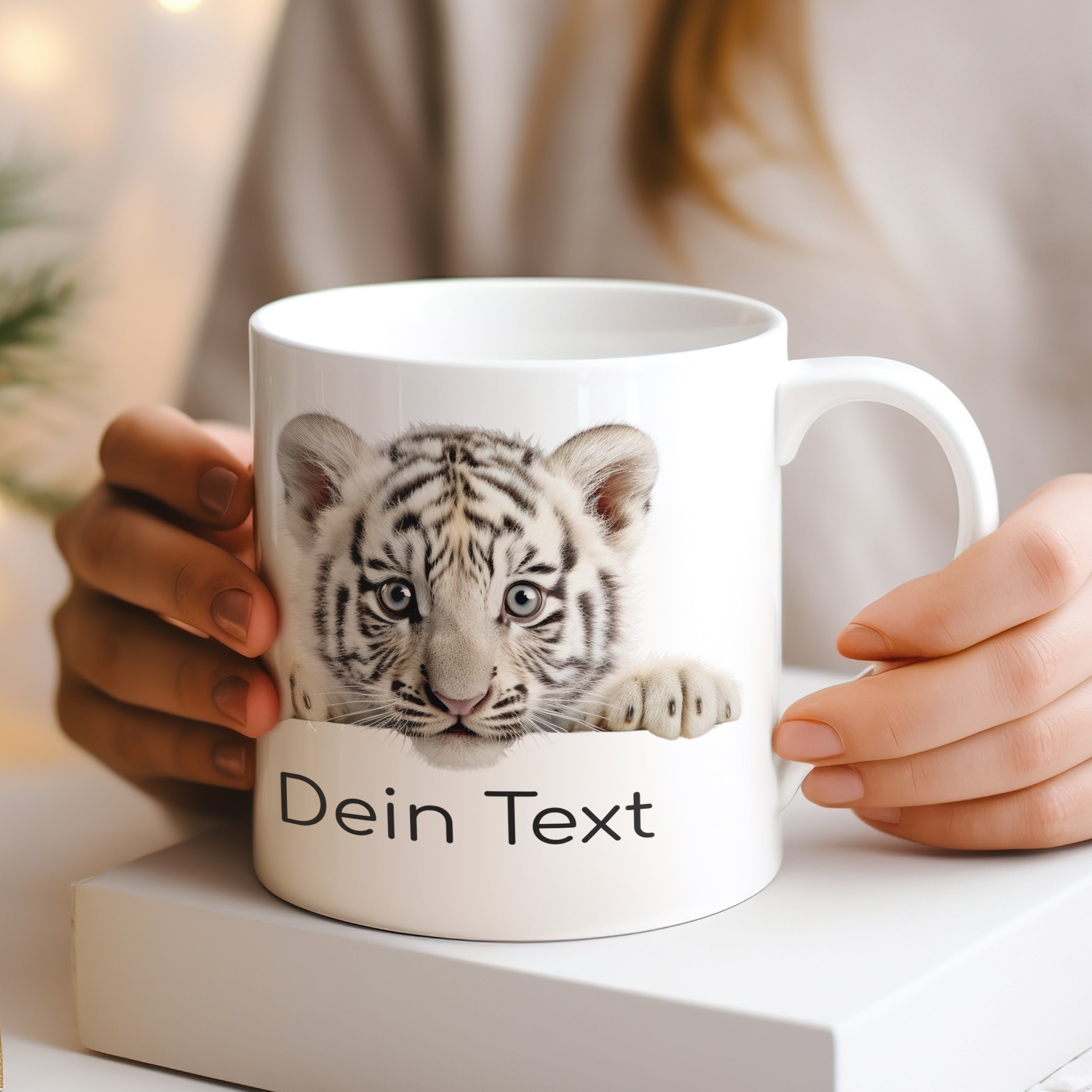 Weißer Becher mit Tigerkopf und personalisiertem Text.
