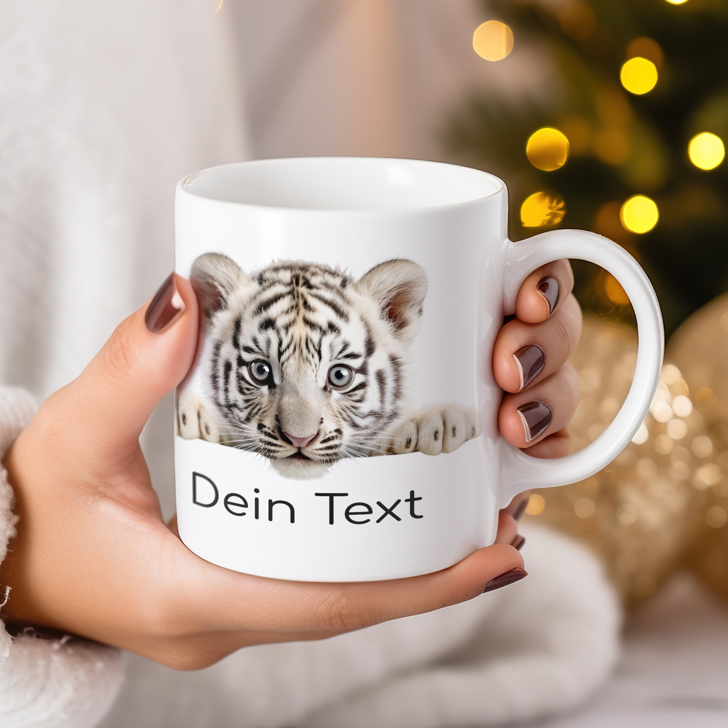 Weißer Becher mit Tigermotiv und personalisierbarem Text.