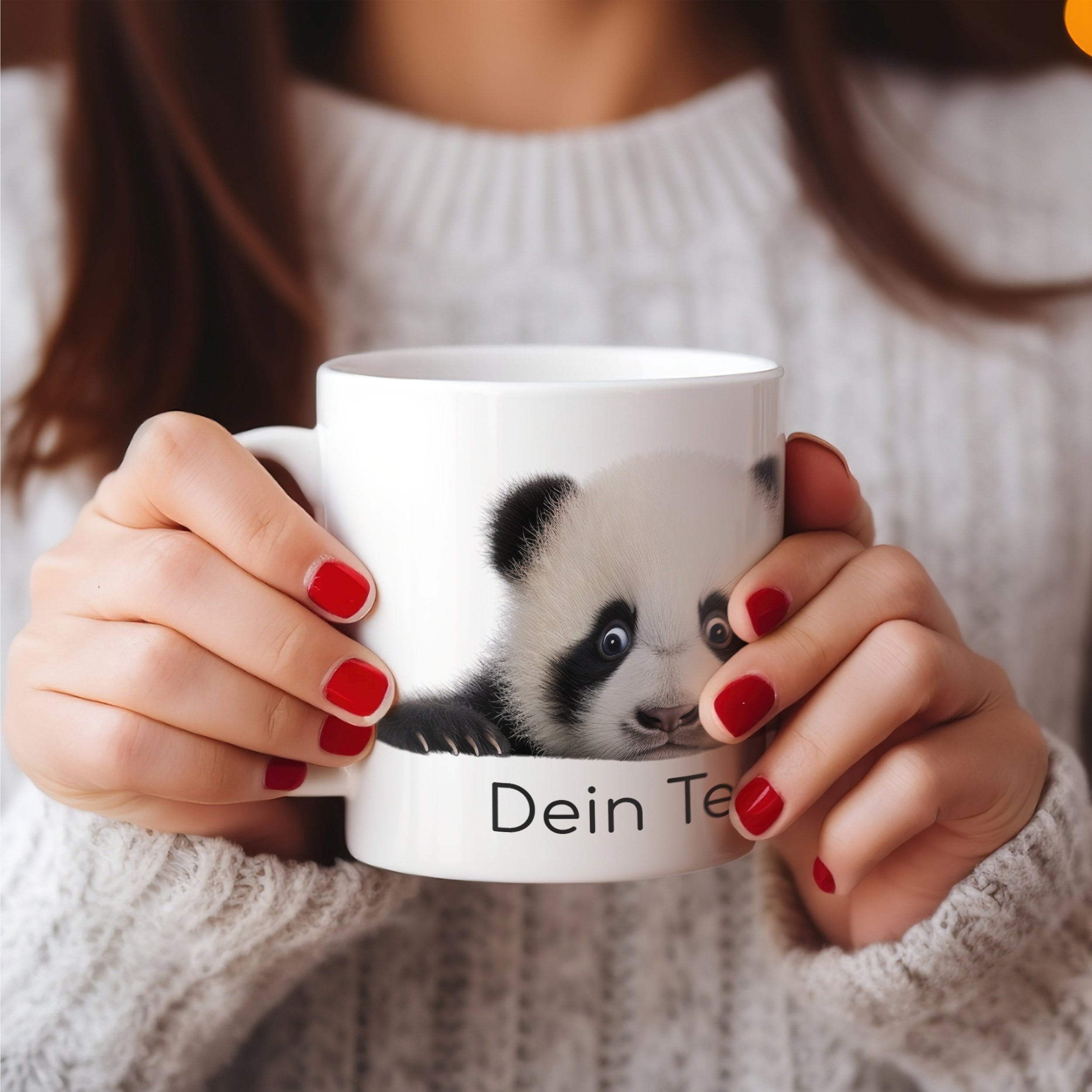 Tasse mit Panda-Motiv und Text "Dein Tee" in Weiß.