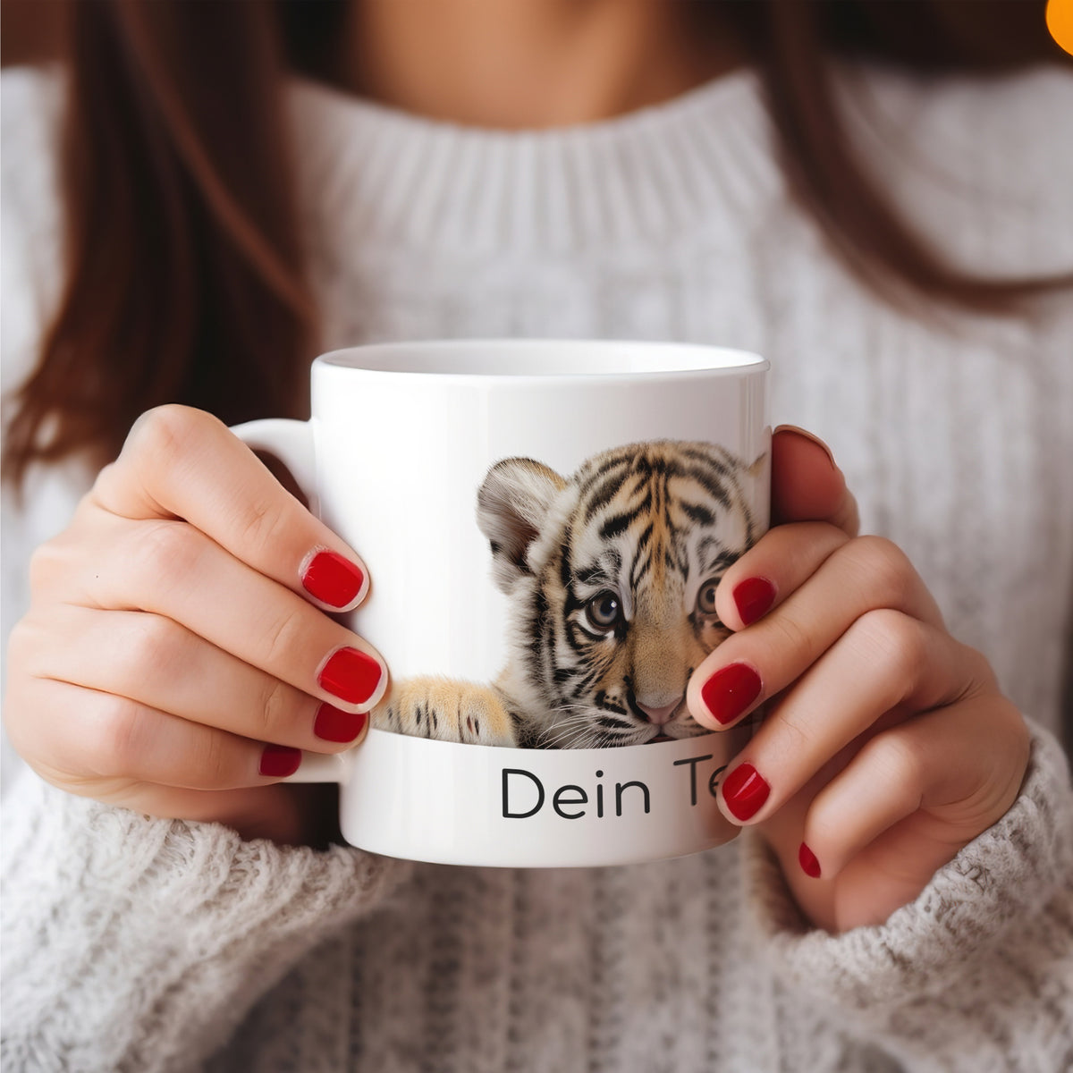 Weißer Becher mit Tigermotiv und persönlichem Text.