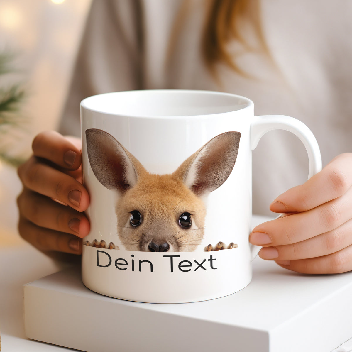Weißer Kaffeebecher mit Känguru-Motiv und personalisierbarem Text.