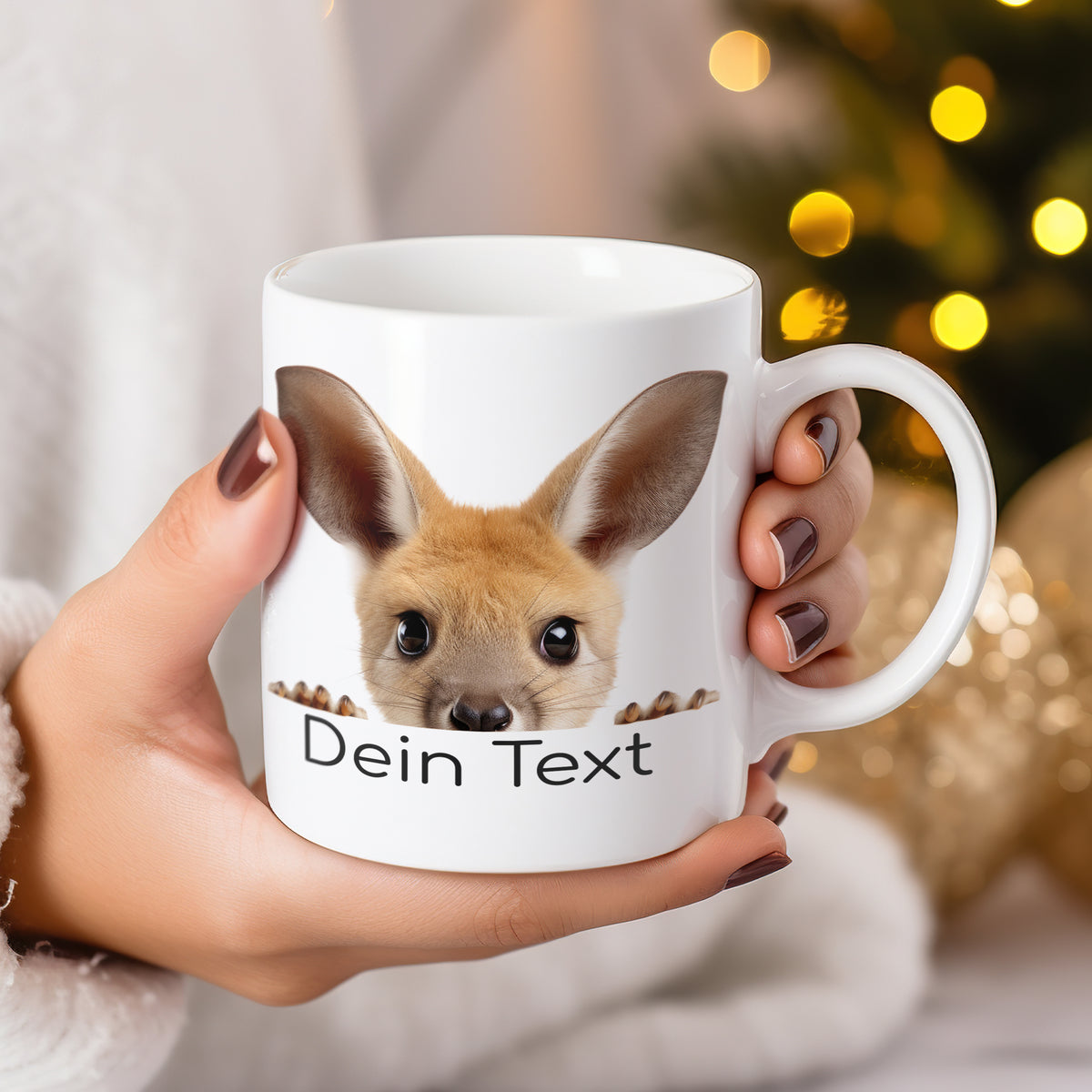 Weißer Becher mit Tiermotiv und personalisierbarem Text.