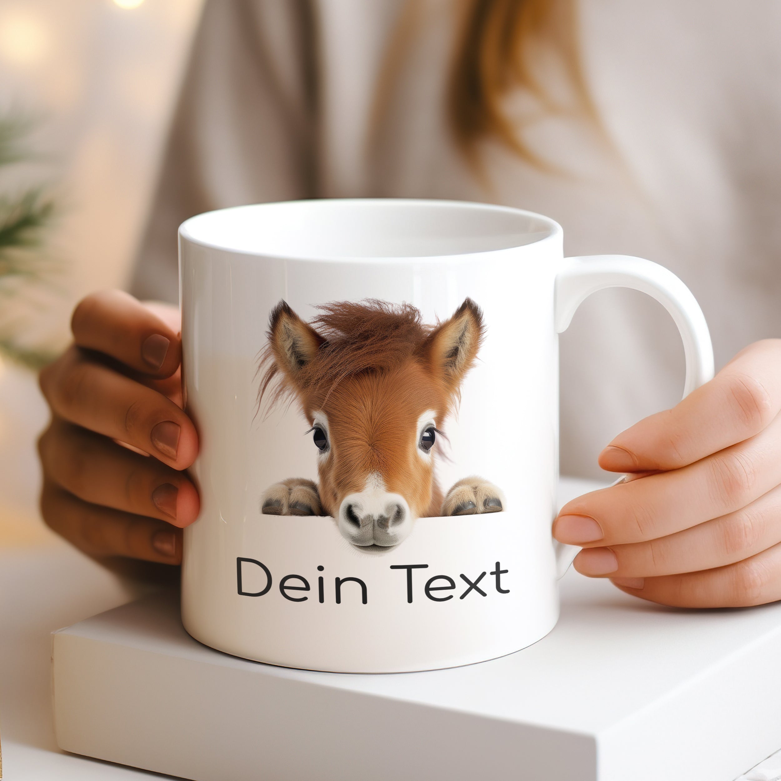 Weißer Becher mit Pferdegesicht und personalisiertem Text.
