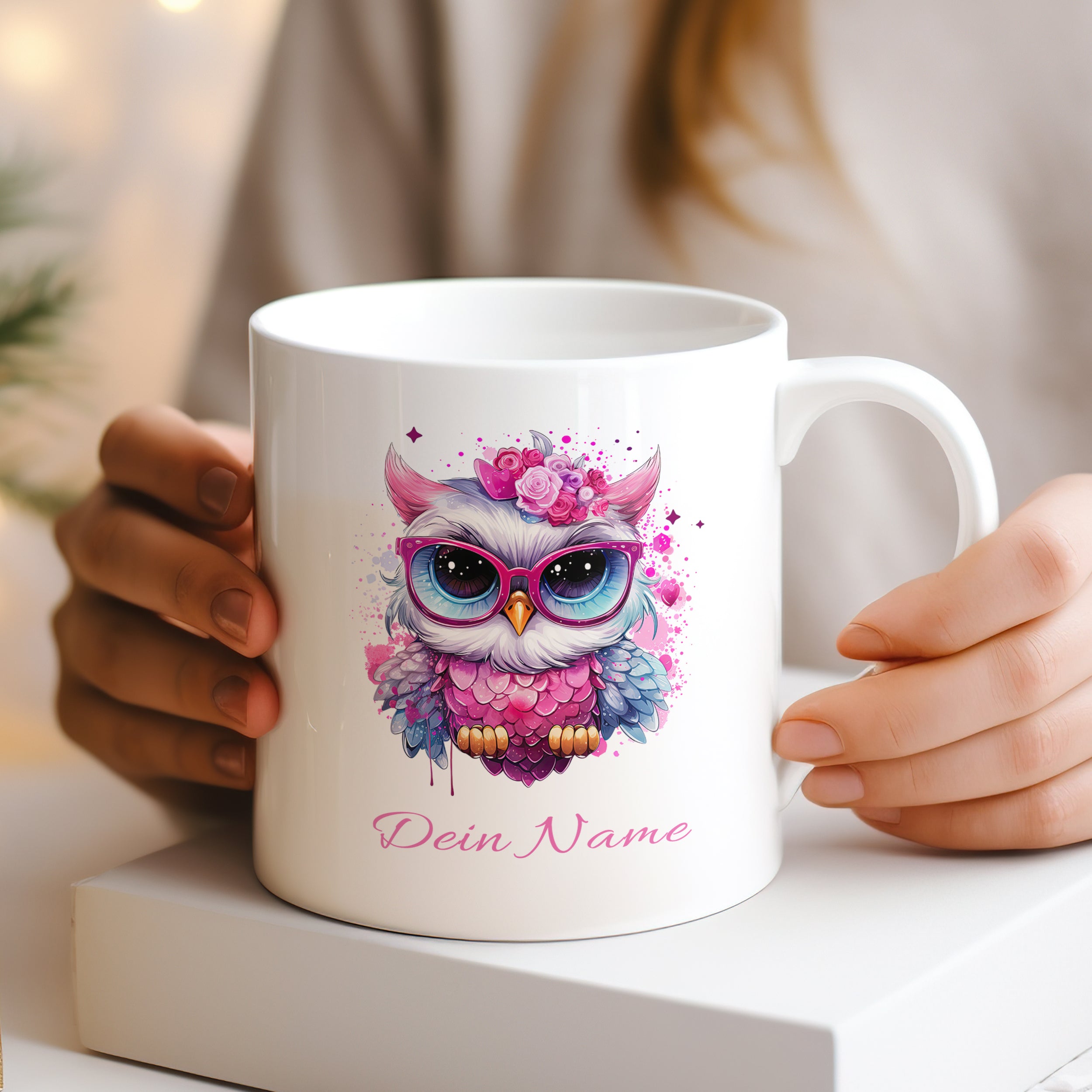 Tasse mit bunter Eule und personalisiertem Namen.