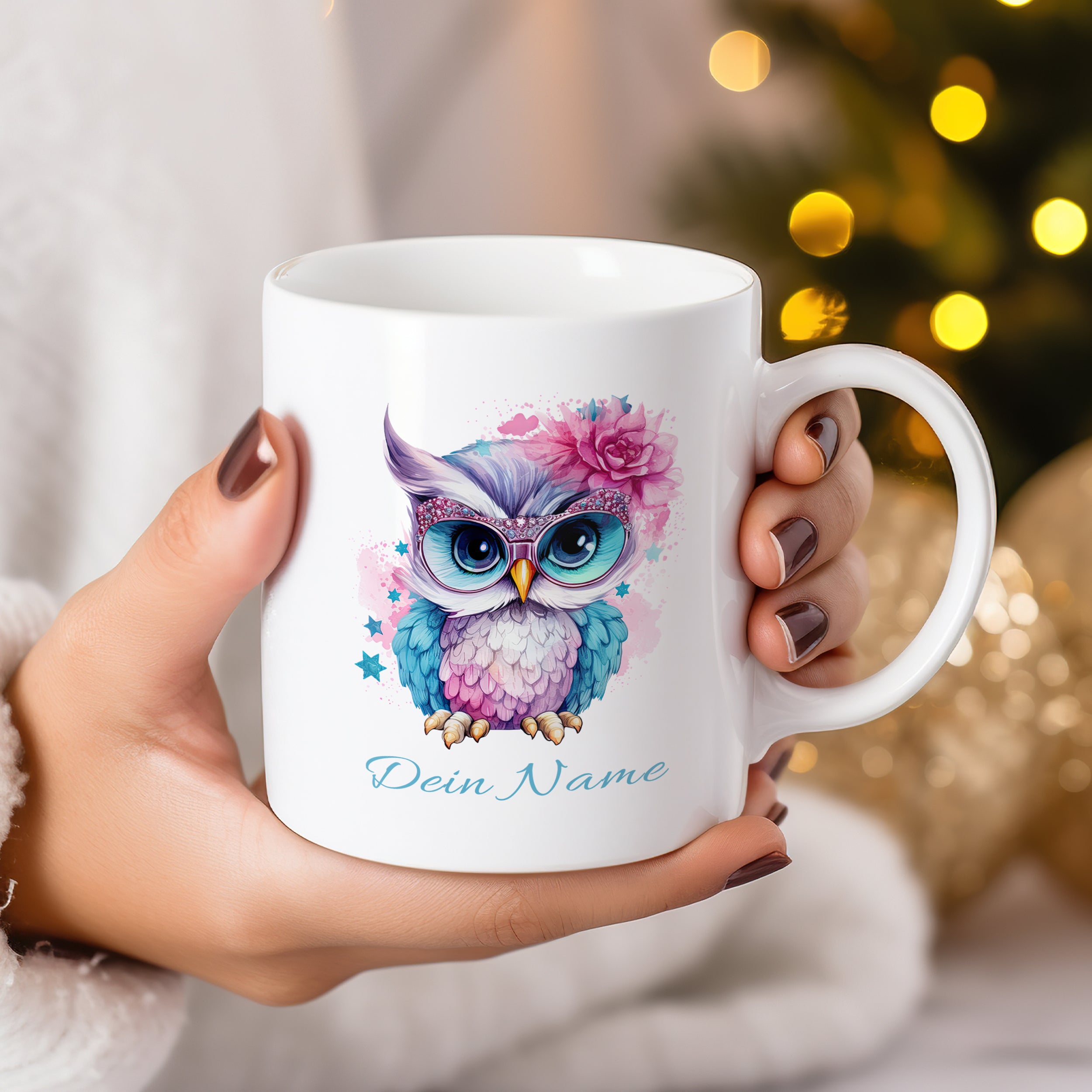 Weiße Tasse mit bunter Eule und personalisiertem Namen.