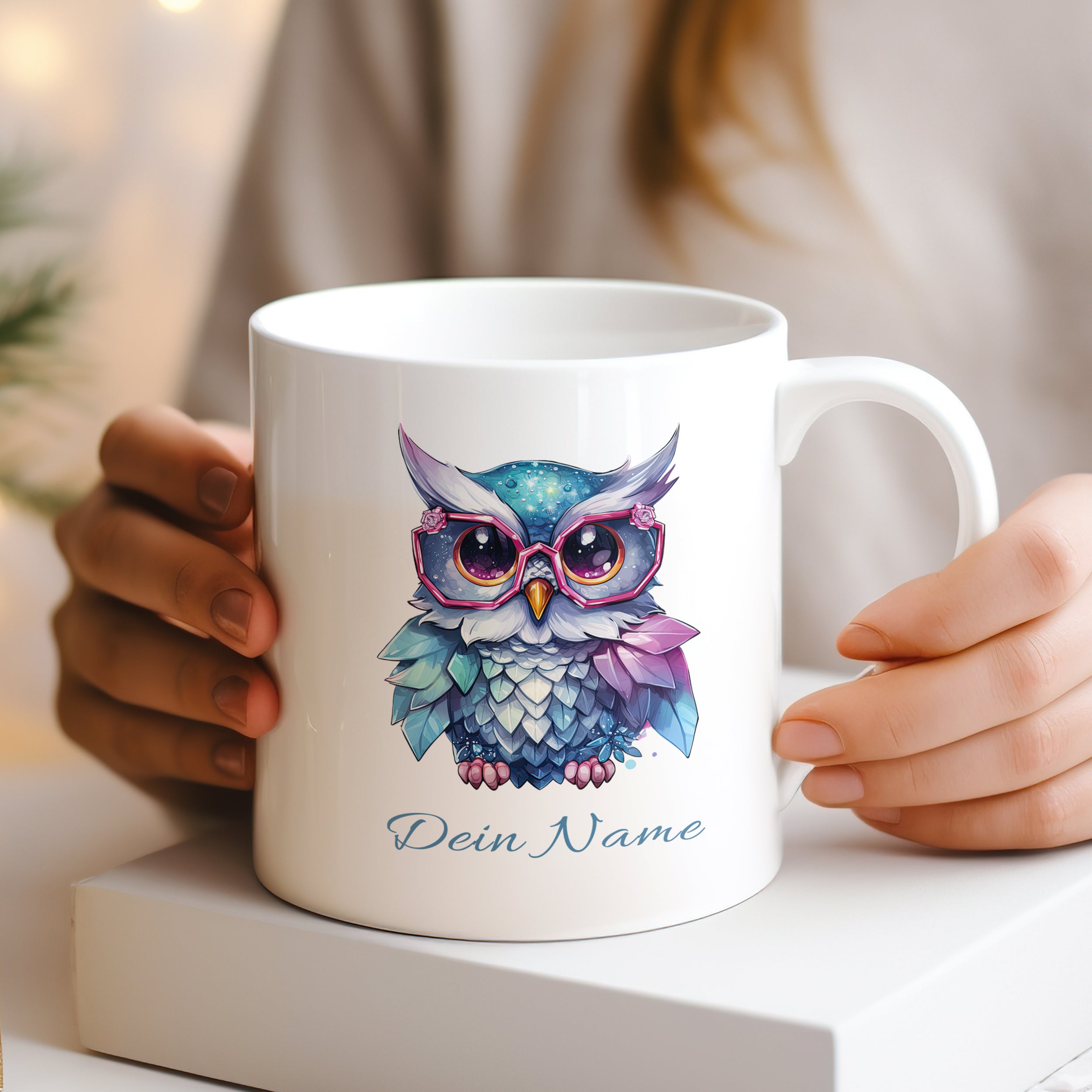 Weißer Becher mit bunter Eule und personalisiertem Namen.