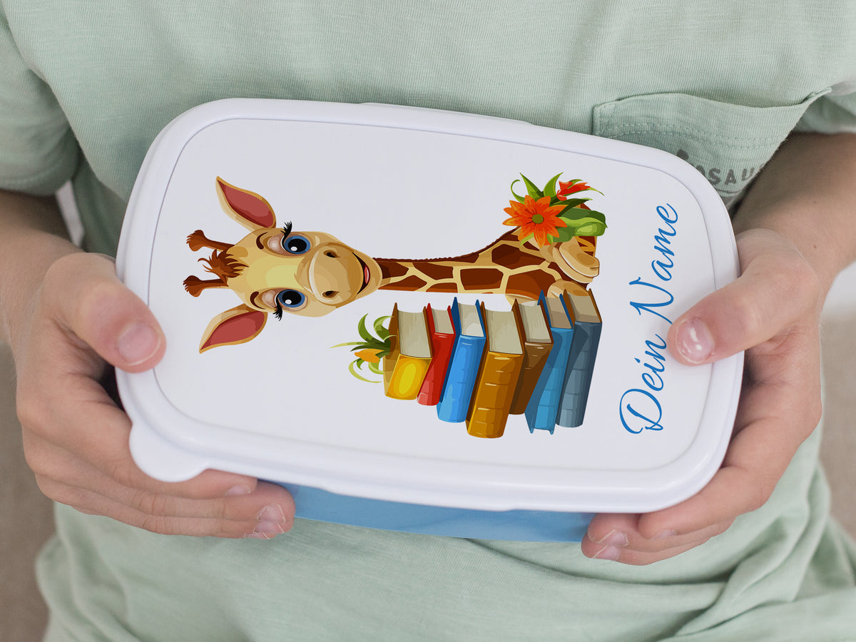 Bento-Box mit Giraffe, bunten Büchern und personalisiertem Namen.