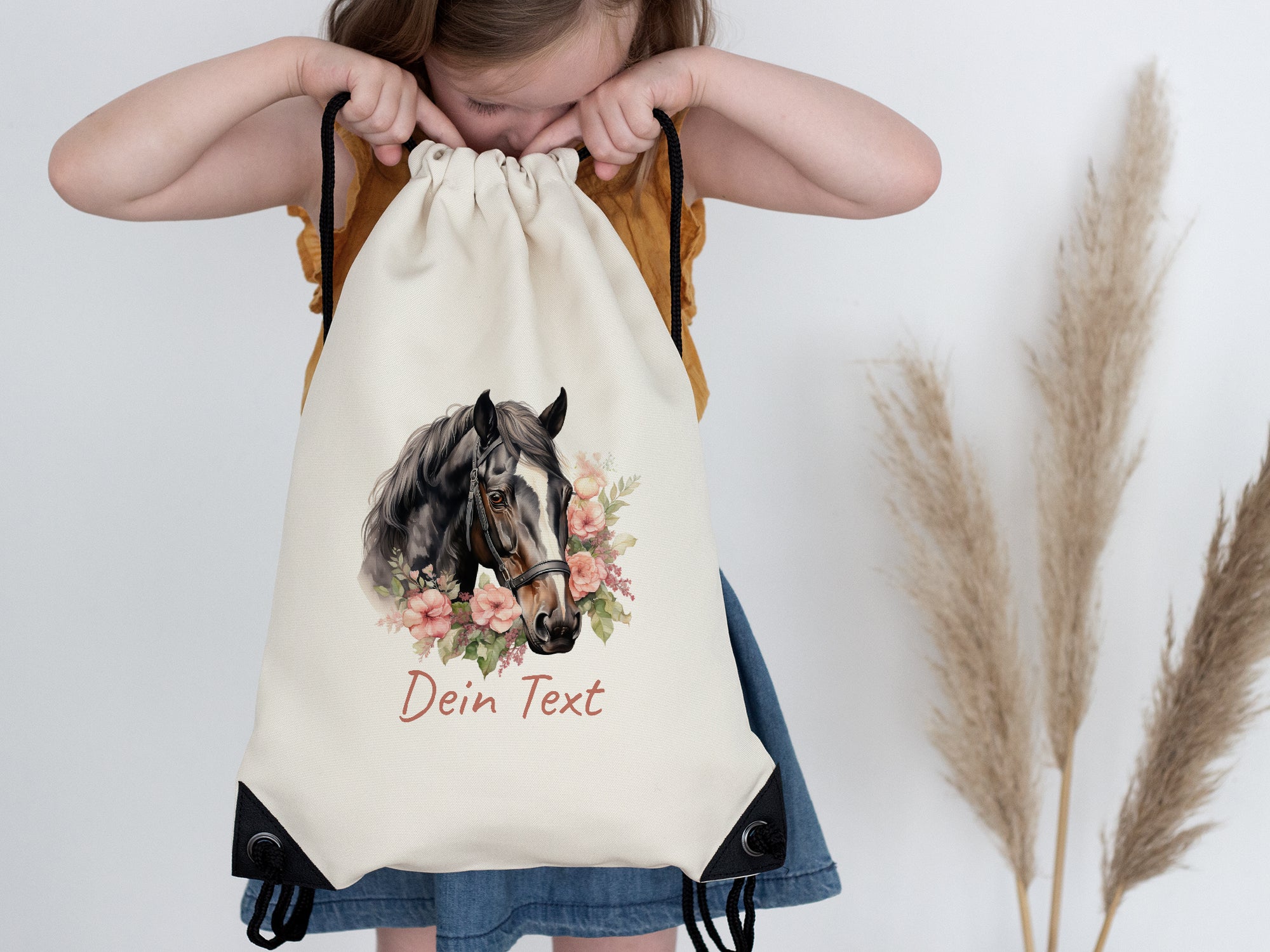Beige Turnbeutel mit Pferdemotiv und personalisierbarem Text.