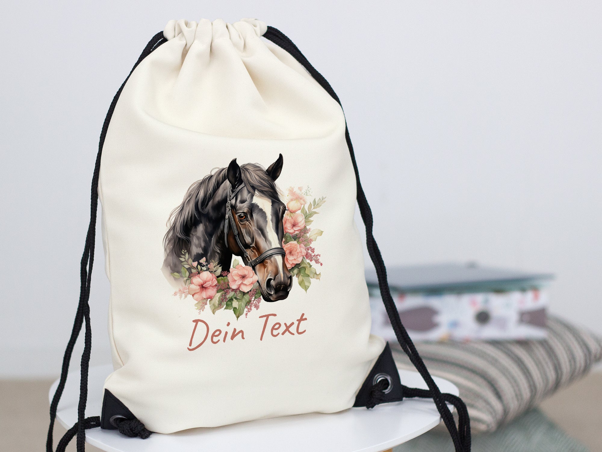 Beige Turnbeutel mit Pferdemotiv und personalisierbarem Text.