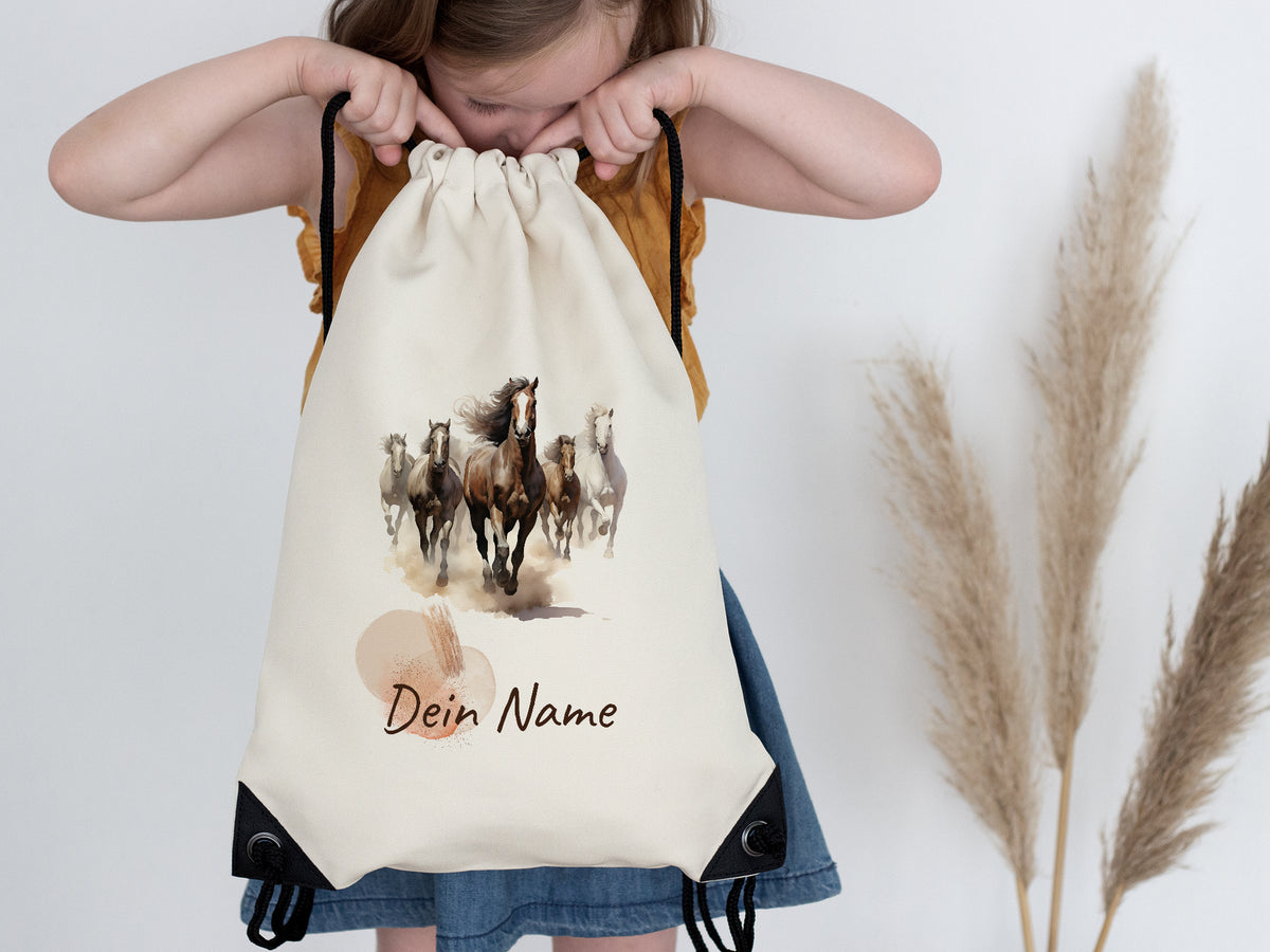 Beige Turnbeutel mit Pferdemotiv und personalisiertem Namen.