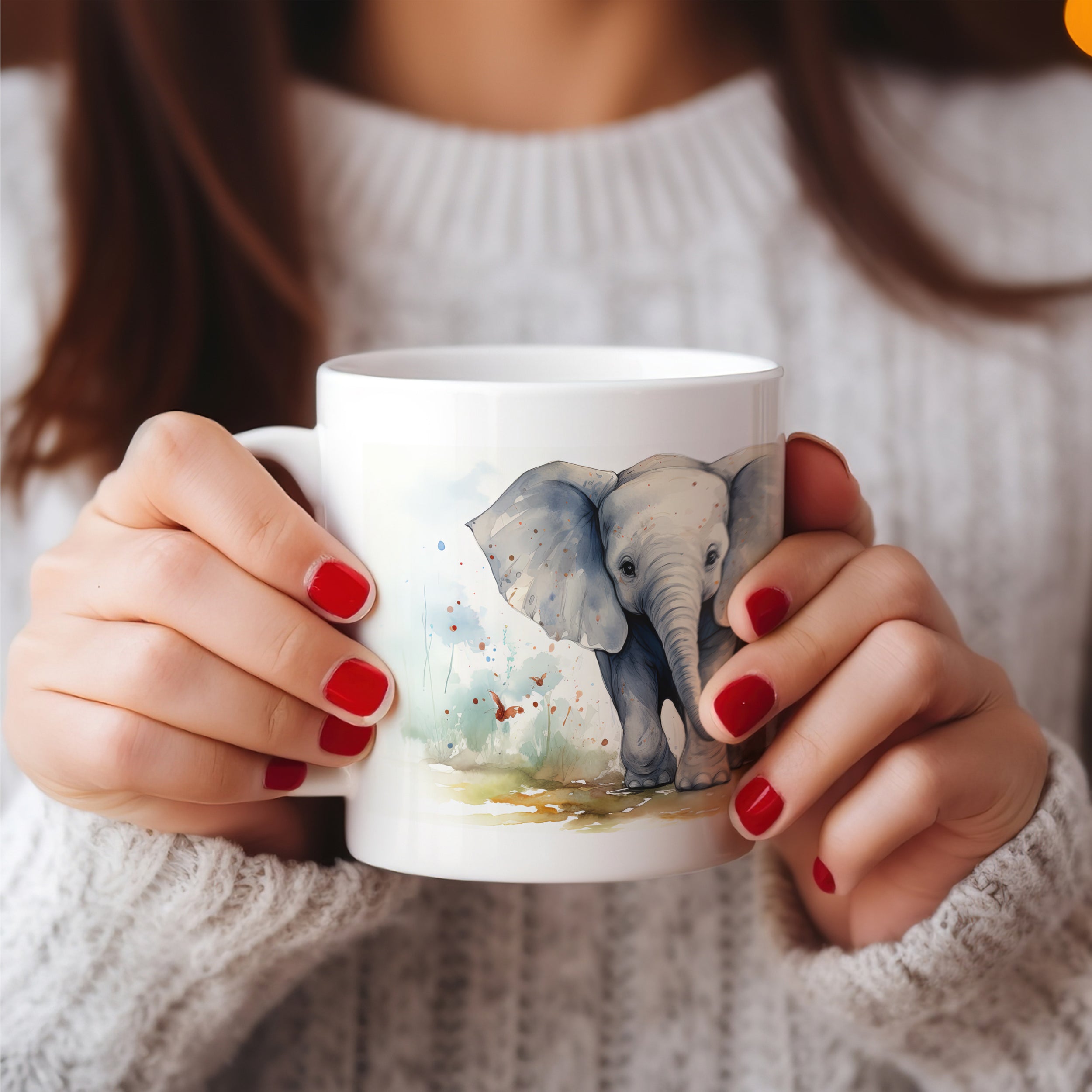 Weißer Becher mit Elefantenmotiv, in Händen einer Person.