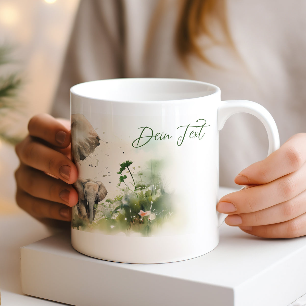 Weiße Tasse mit Elefantenmotiv und personalisiertem Text.