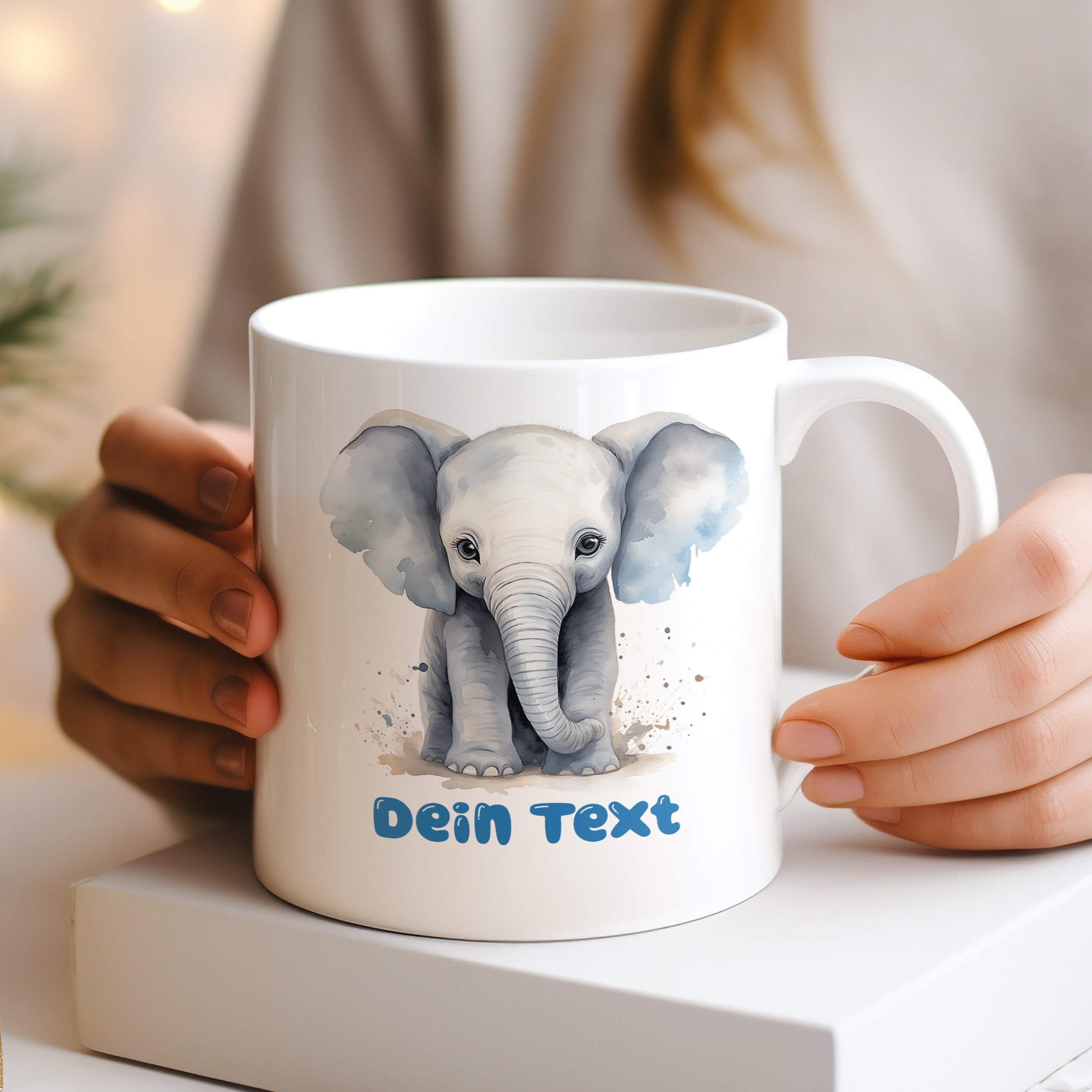 Weißer Becher mit Elefantenmotiv und personalisierbarem Text.