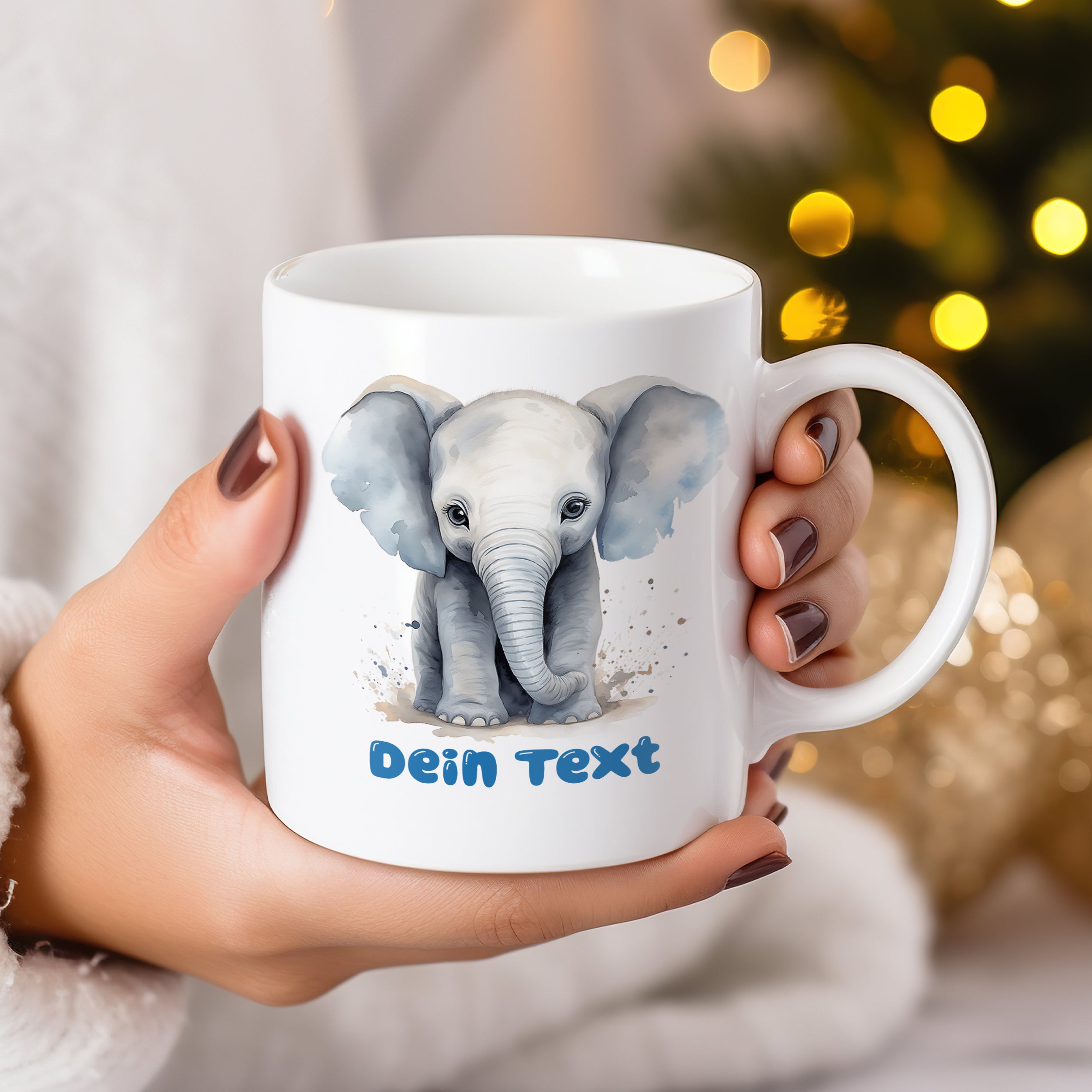 Weißer Becher mit Elefantenmotiv und personalisiertem Text.
