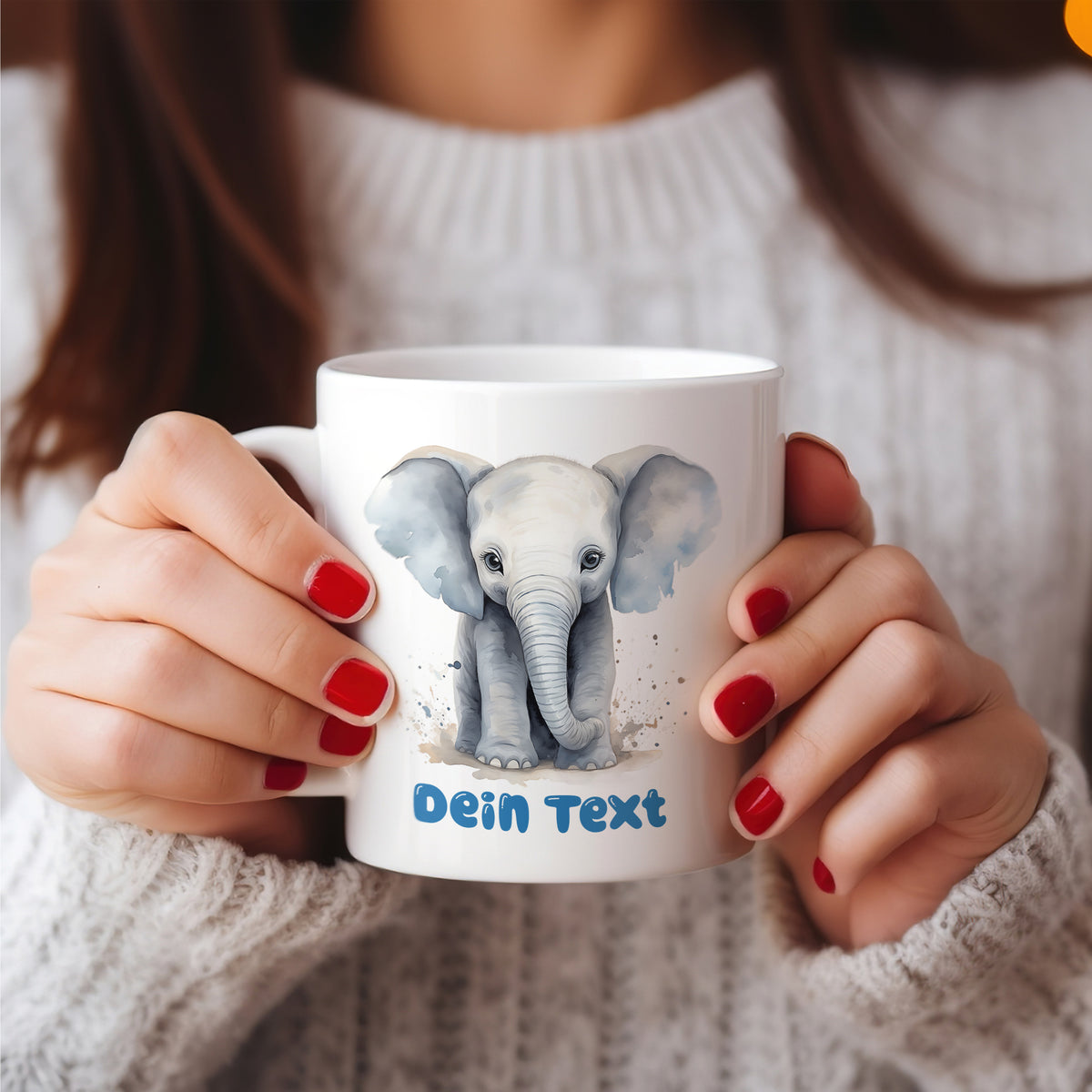 Weißer Becher mit Elefantenmotiv und personalisiertem Text.