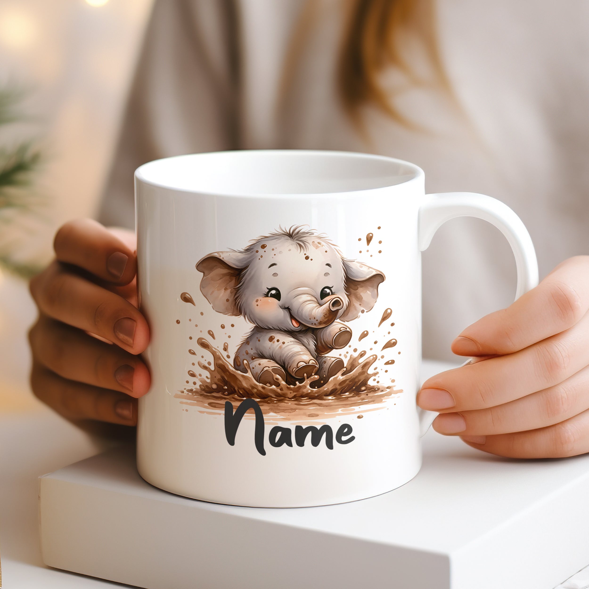Weißer Becher mit einem niedlichen Elefanten und Namen.
