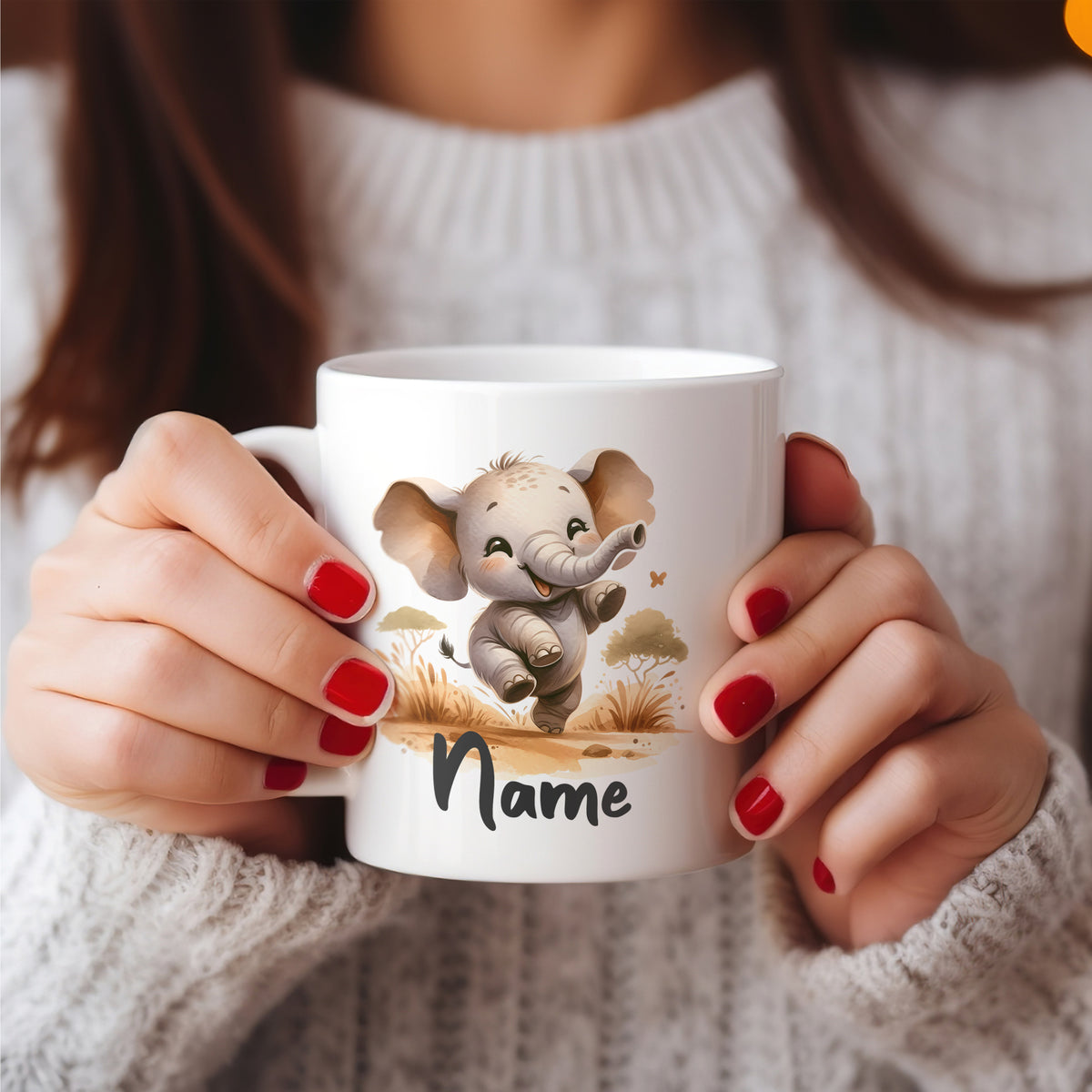Weißer Becher mit niedlichem Elefanten und personalisiertem Namen.