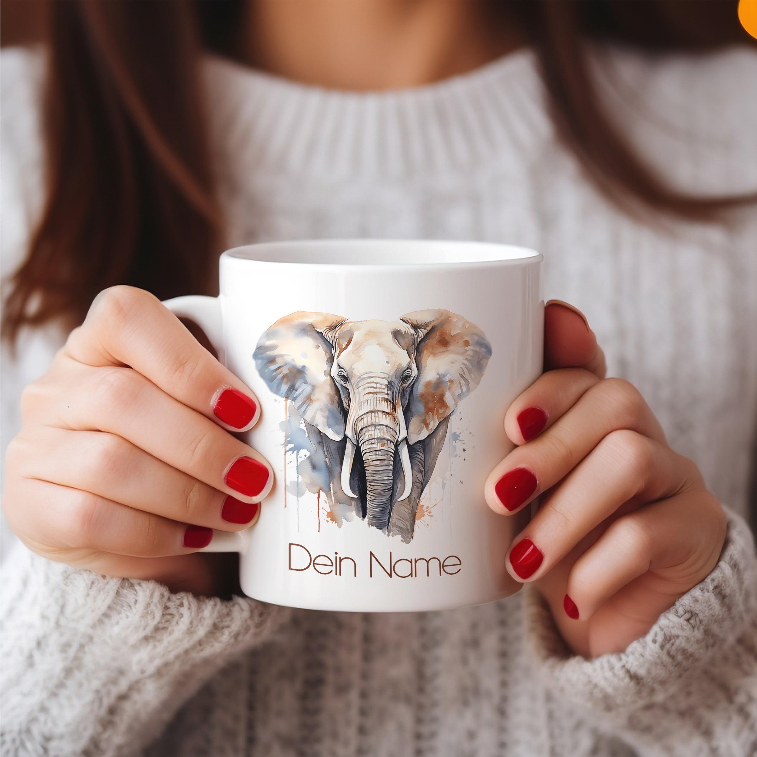 Weißer Becher mit Elefantenmotiv und personalisiertem Namen.