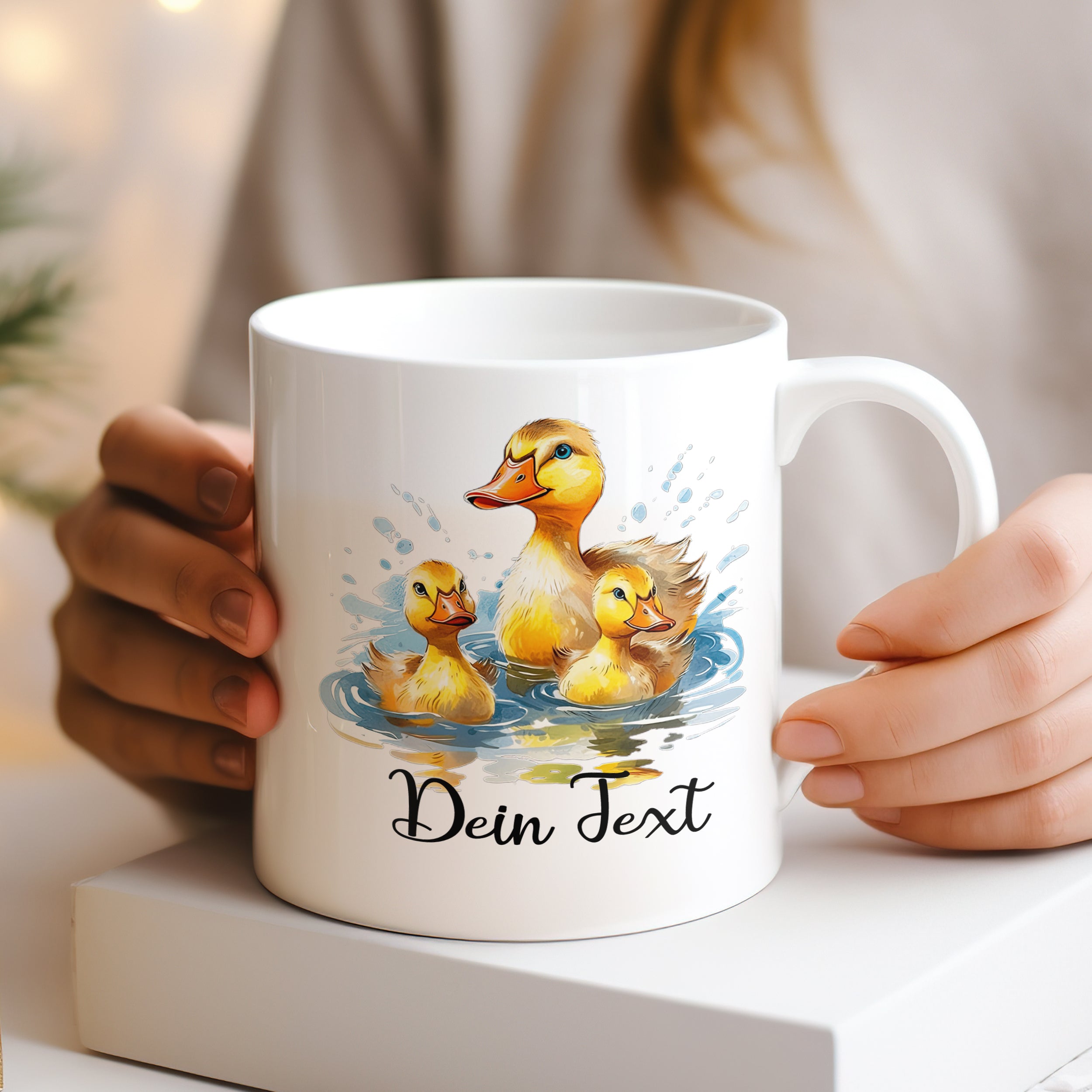 Weißer Kaffeebecher mit Enten-Motiv und personalisiertem Text.