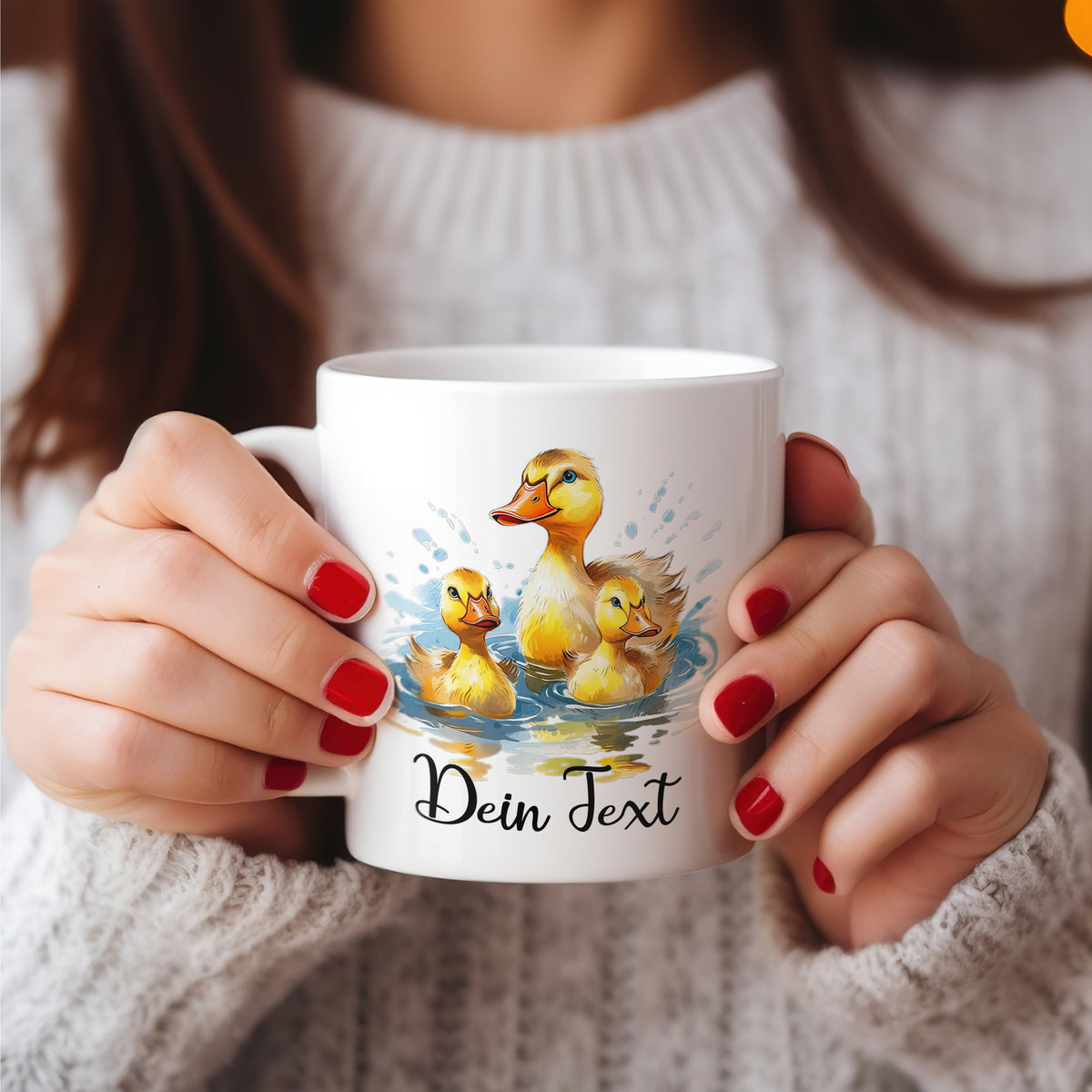 Weißer Becher mit Entenmotiv und personalisiertem Text.
