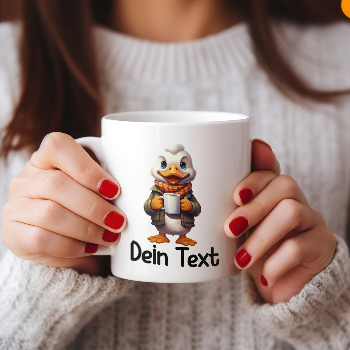 Weißer Kaffeebecher mit Entenmotiv und personalisiertem Text.