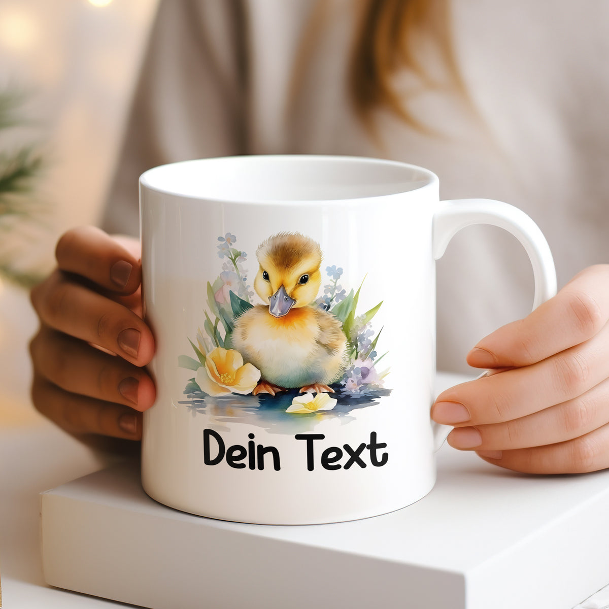 Weißer Kaffeebecher mit Entenküken und personalisiertem Text.