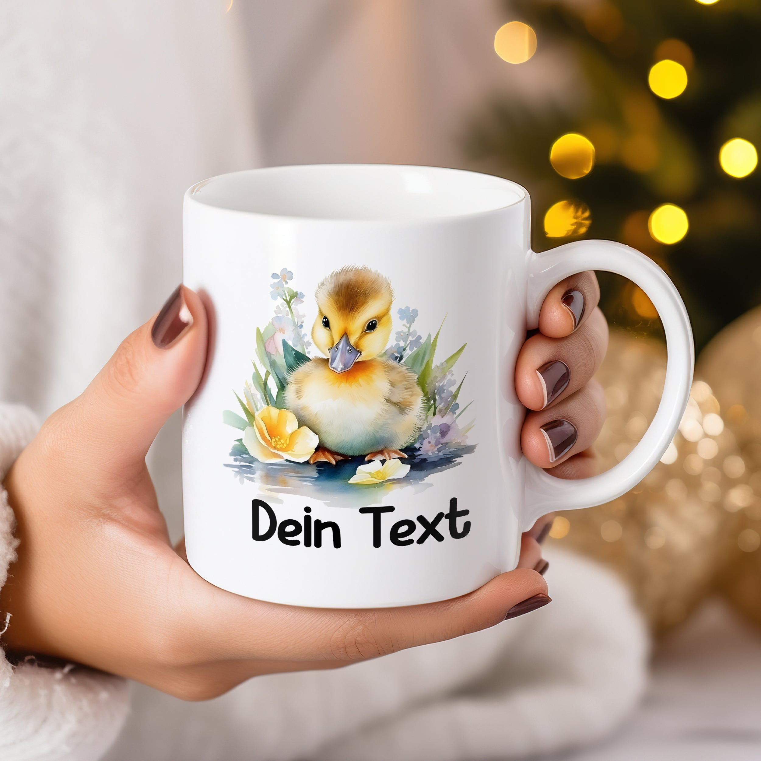 Weißer Becher mit Entenküken und personalisierbarem Text.