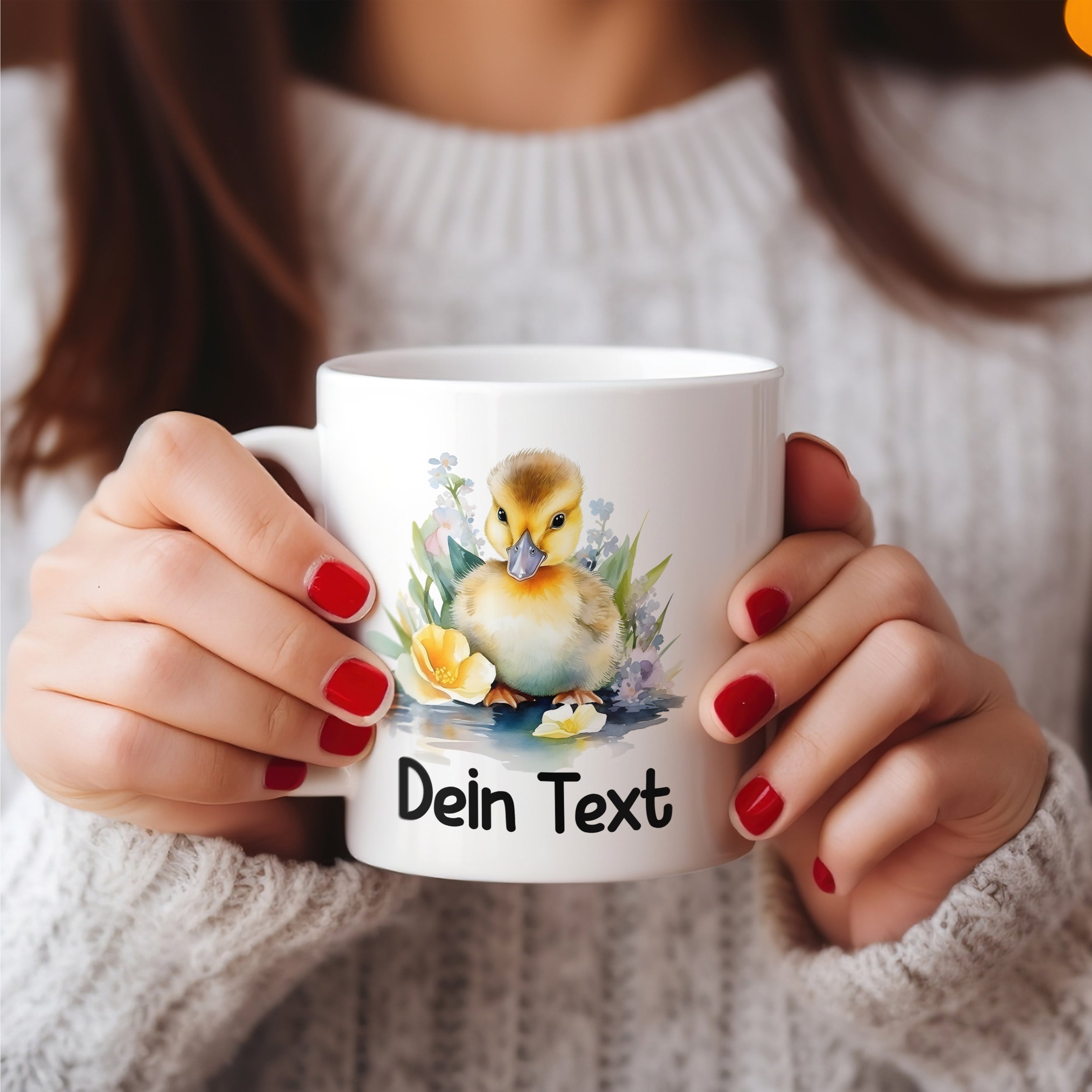 Weißer Kaffeebecher mit Entenküken und personalisiertem Text.