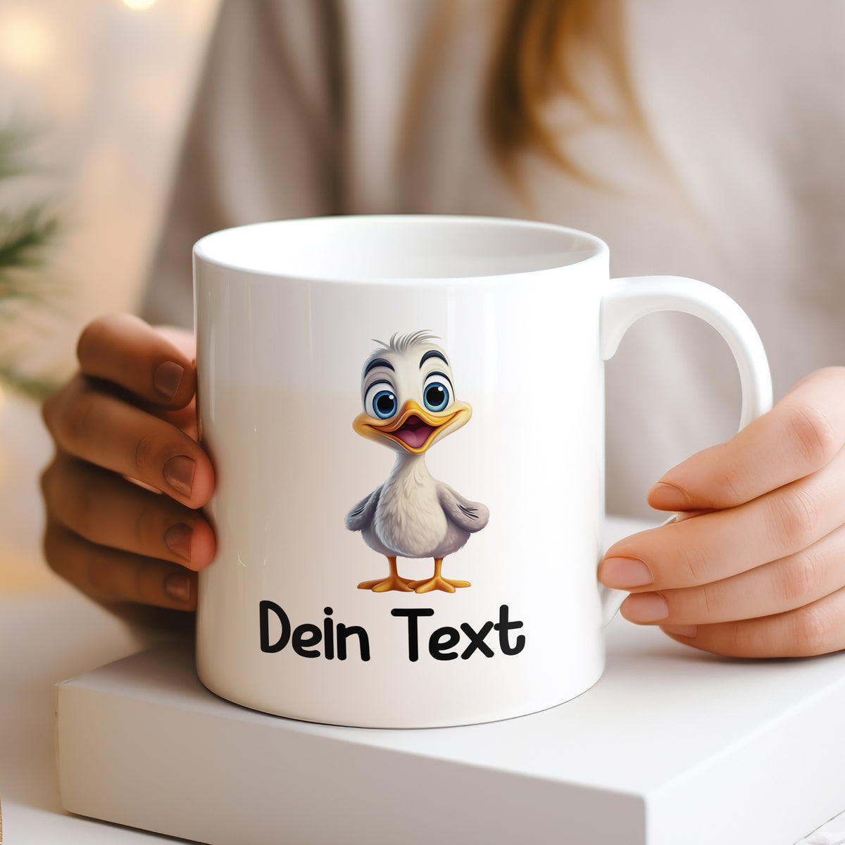 Weißer Becher mit lustigem Entenmotiv und personalisiertem Text.